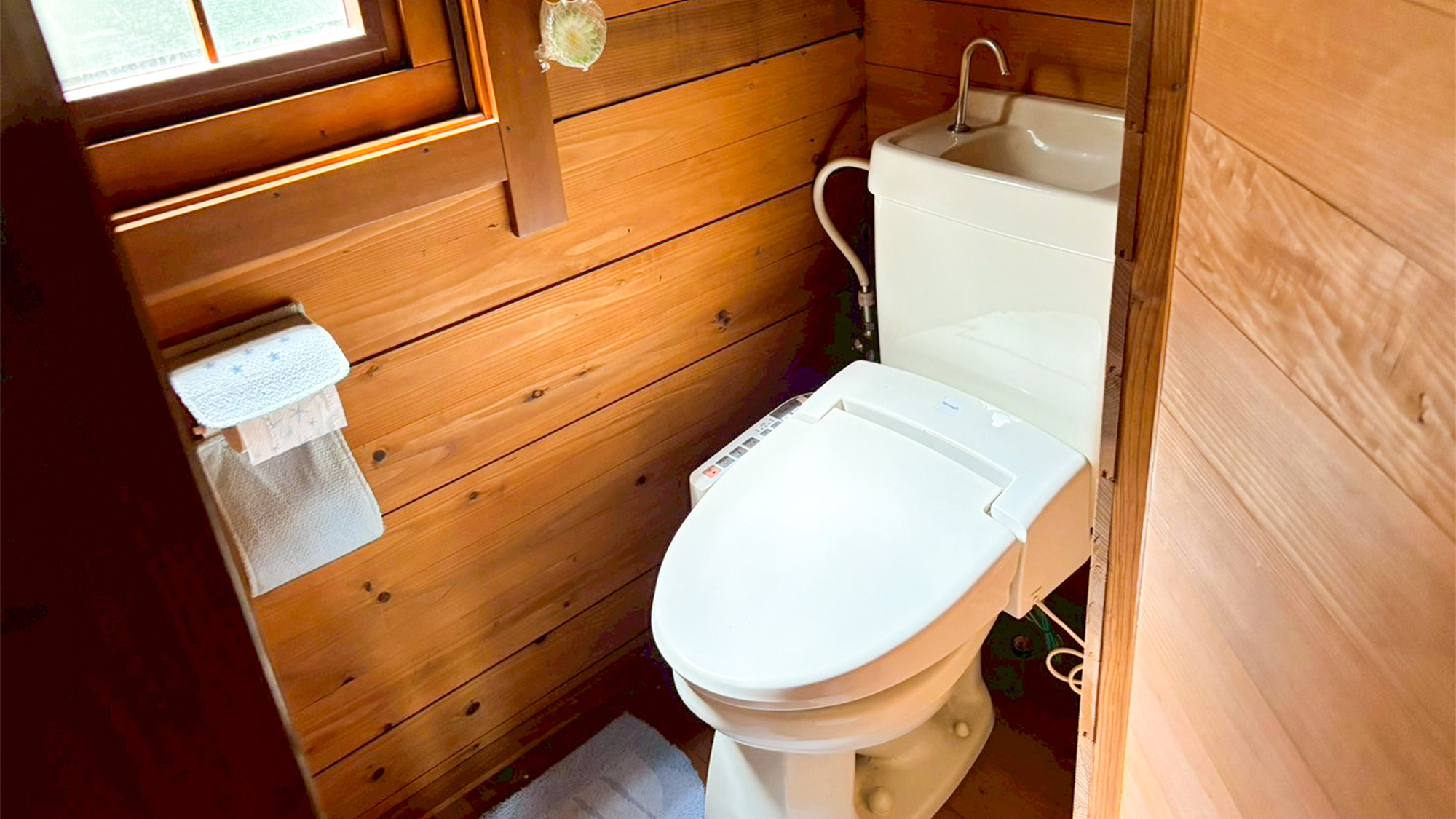 ・【コテージ4・トイレ】温水洗浄機能付き