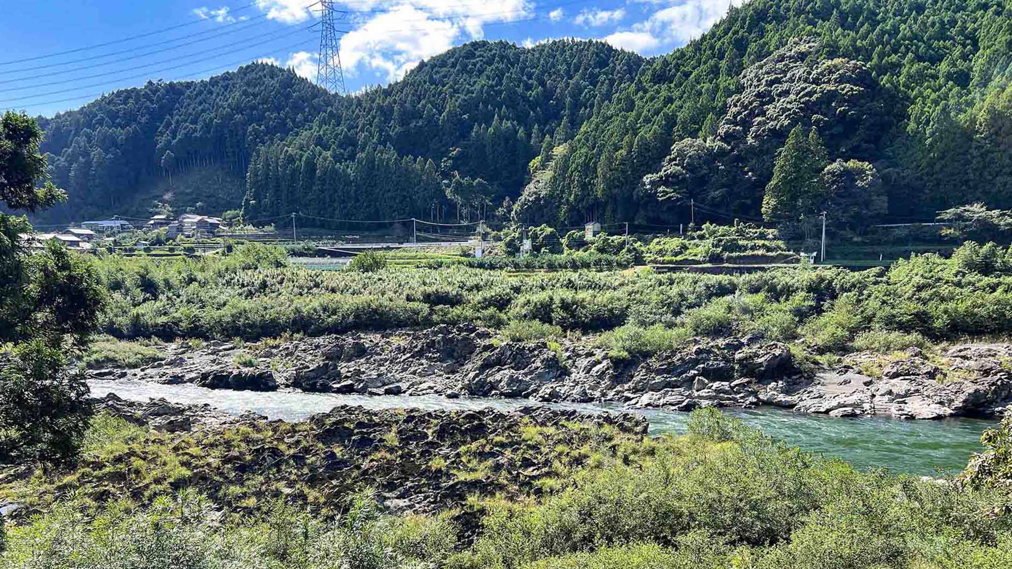 ・【コテージ3・周辺の眺め】四国一の清流と言われる那賀川の流れと周辺の自然を満喫