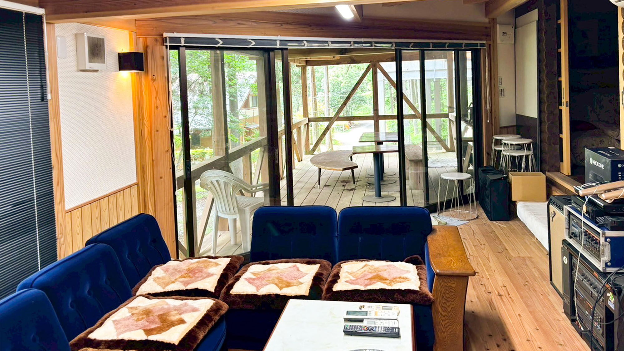 ・【コテージ4・リビング】アウトドアデッキと一体にできるリビングエリア