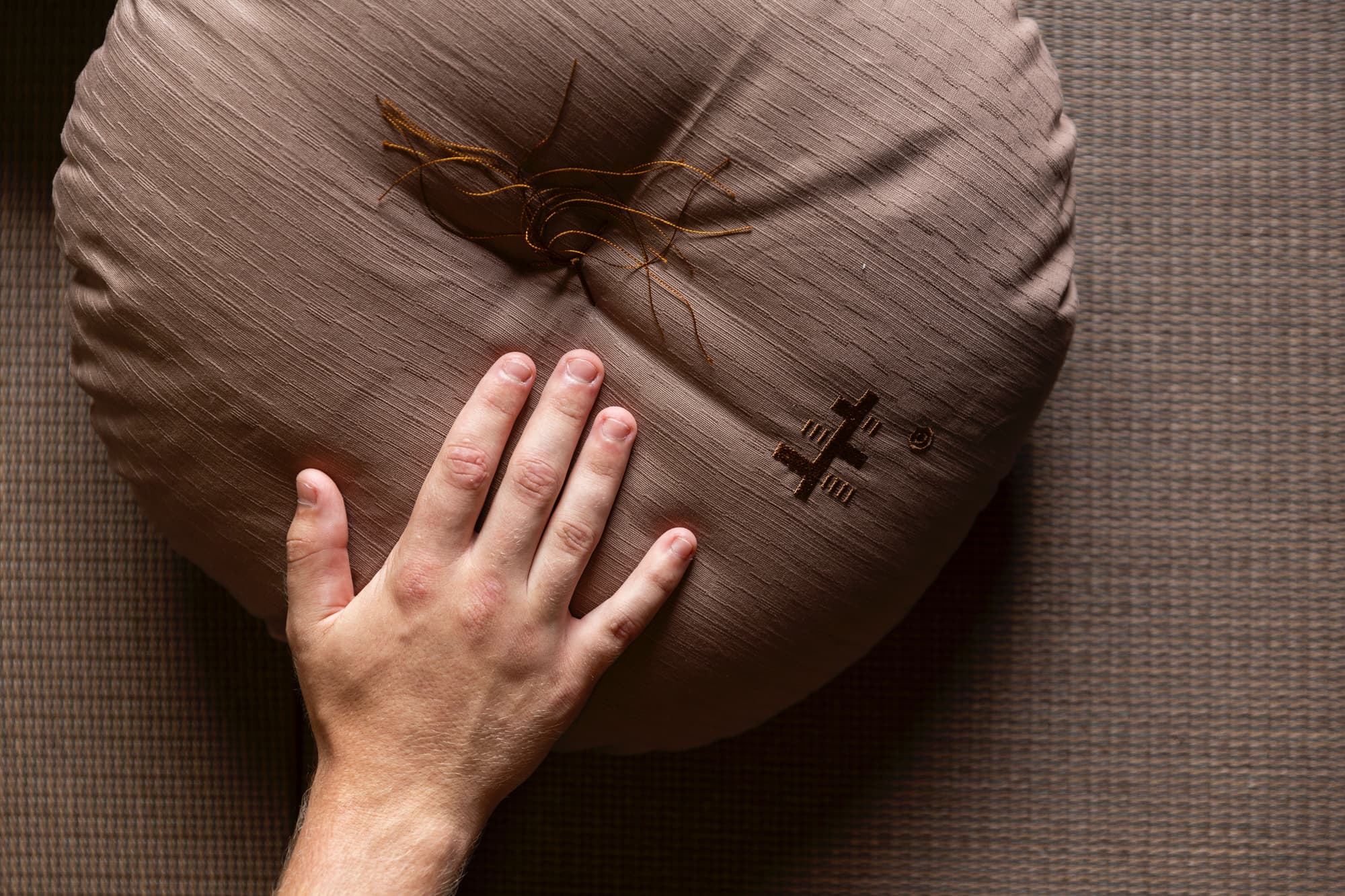 キセツ【ベッドルーム　秋】キセツ棟ロゴ入りクッションオリジナルクッション