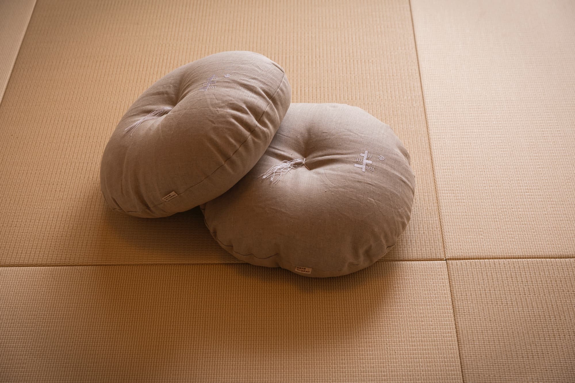 キセツ【ベッドルーム　冬】キセツ棟ロゴ入りクッションオリジナルクッション