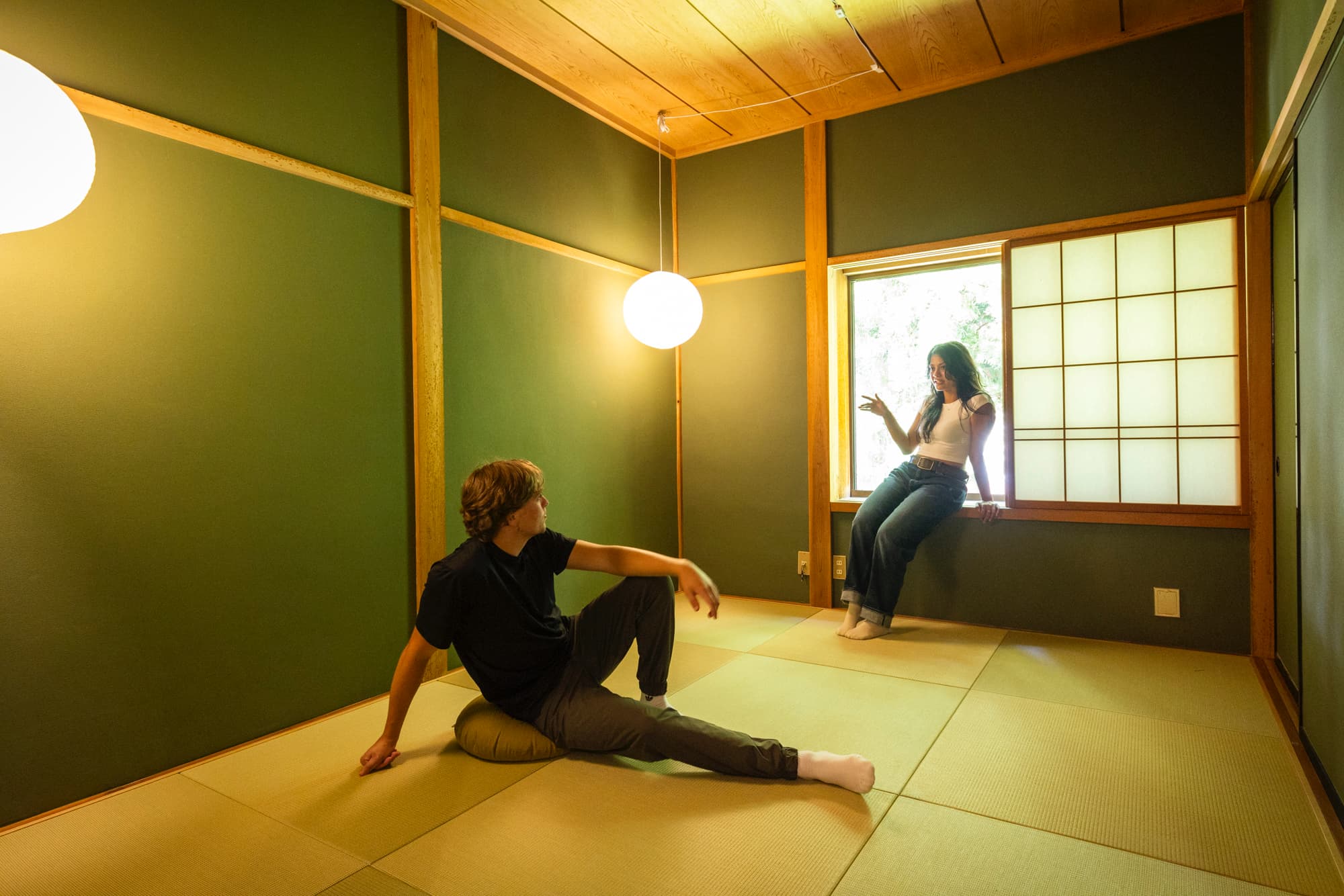 キセツ【ベッドルーム　夏】窓を開けるとお隣の木々が爽やかな風を運ぶベッドルームです。