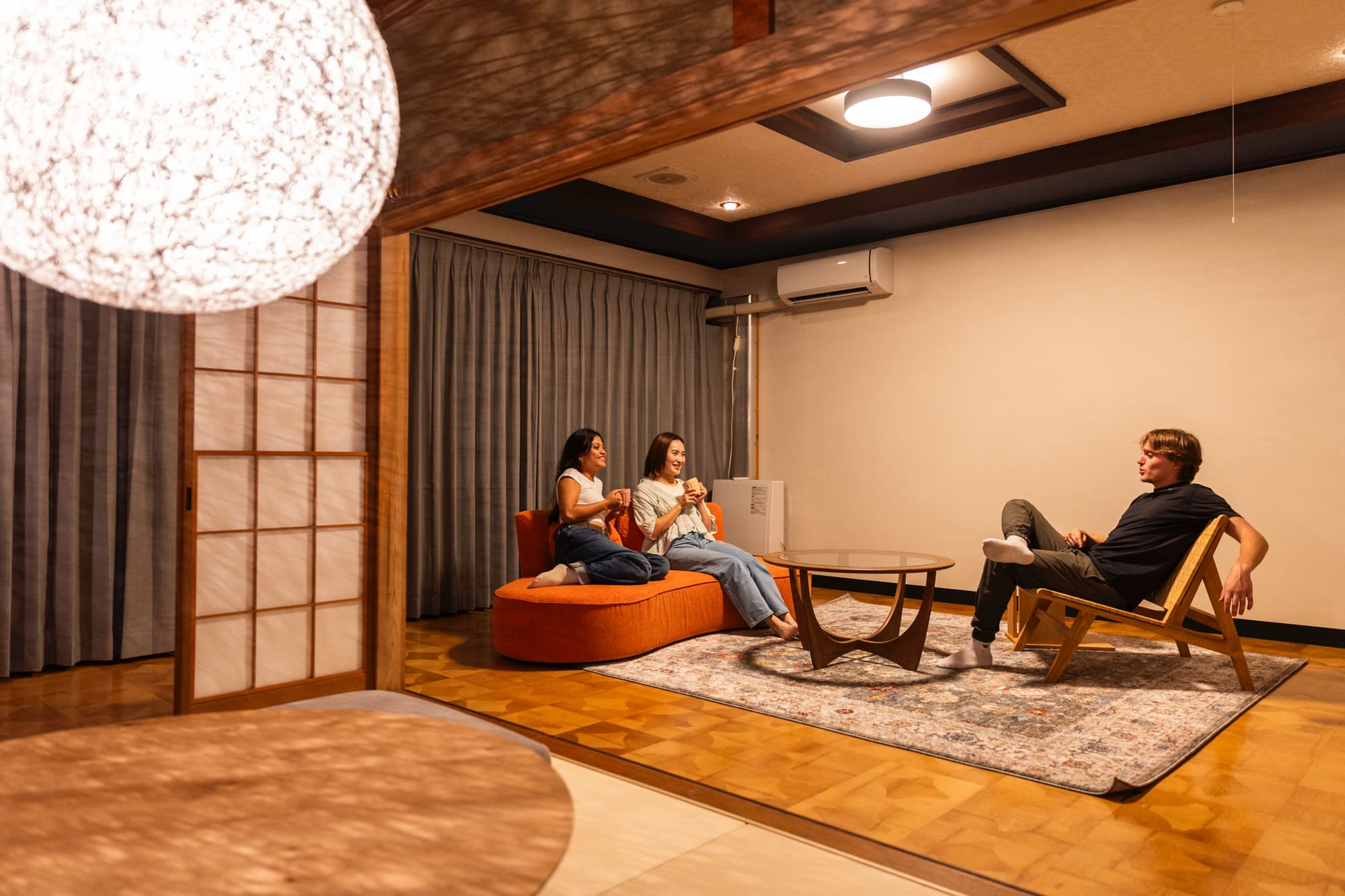 キセツ【リビングルーム　春】暖かな色味のインテリアで団欒のひと時を演出します。