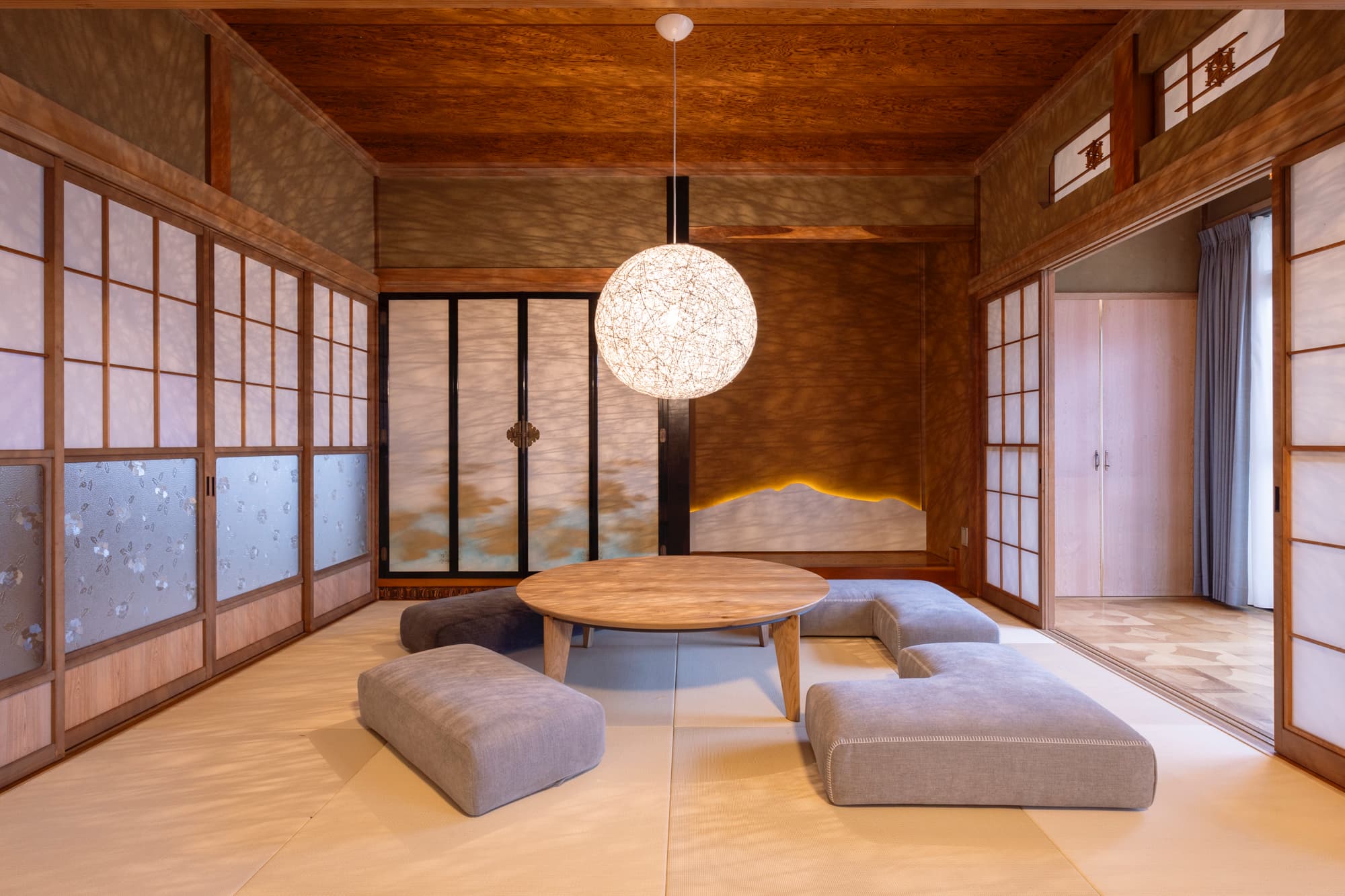 キセツ【リビングルーム　冬】大きなライトと妙高山をデザインしたライトが特徴的なリビングルームです。