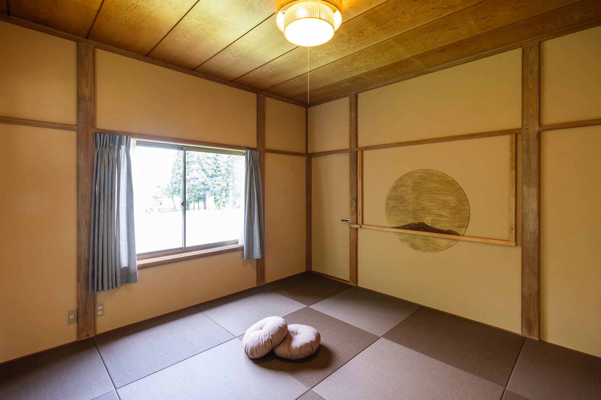 キセツ【ベッドルーム　秋】月夜に浮かぶ、秋色に染まった妙高山を表現した壁面のあるベッドルームです。