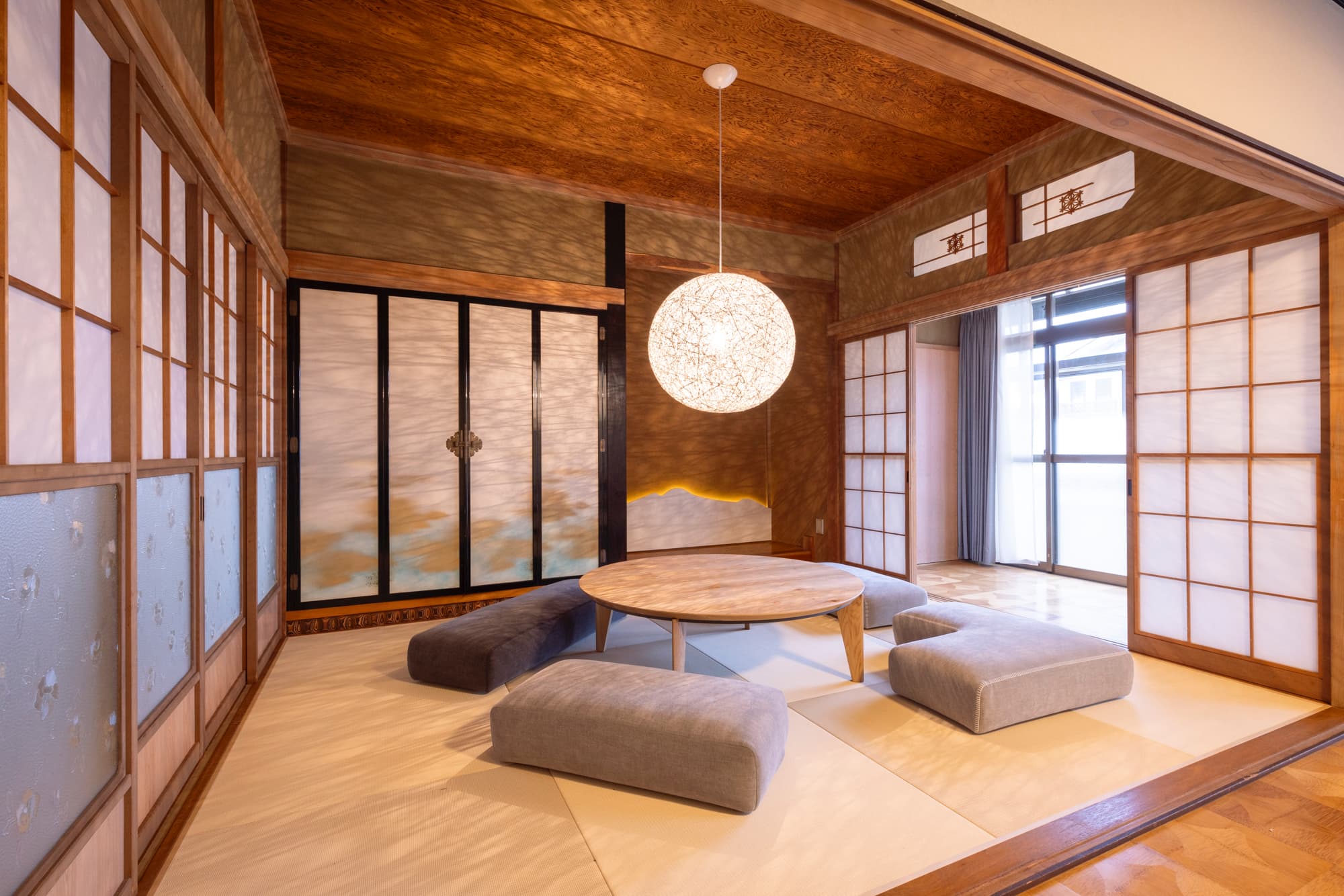 キセツ【リビングルーム　冬】大きなライトと妙高山をデザインしたライトが特徴的なリビングルームです。