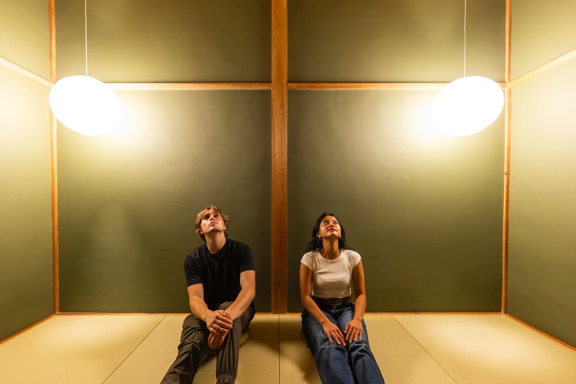 キセツ【ベッドルーム　夏】窓を開けるとお隣の木々が爽やかな風を運ぶベッドルームです。