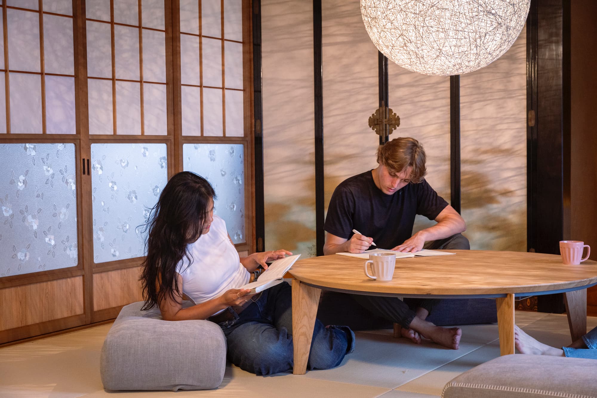 キセツ【リビングルーム　冬】座り心地の良いクッションは、時間を忘れて語らうひと時へと変わります。