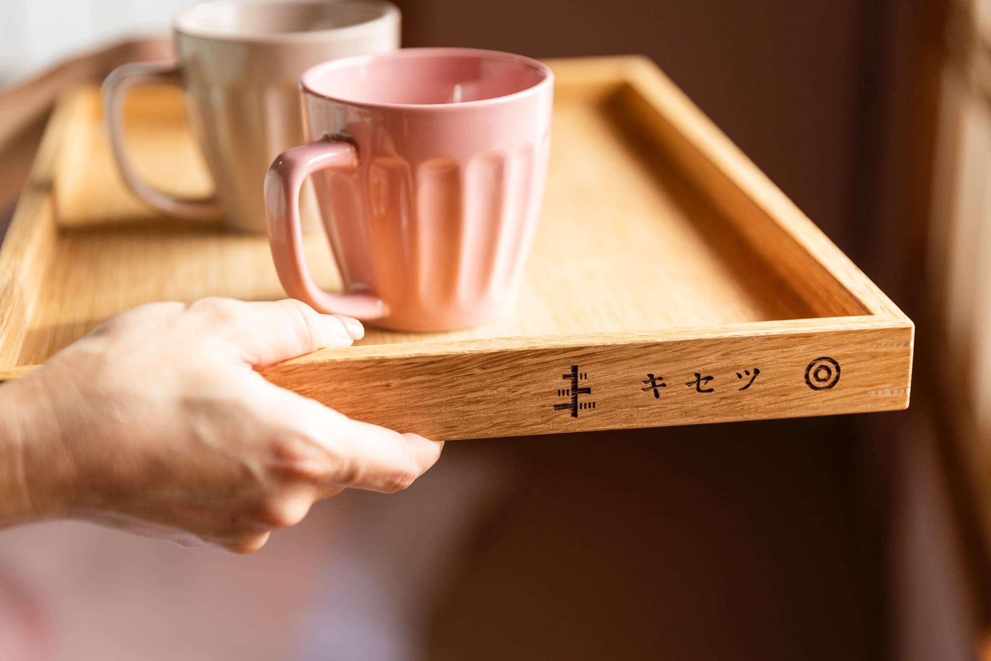 キセツ【アメニティ】各部屋には、キセツ棟ロゴ入りのおぼんが設置されています。