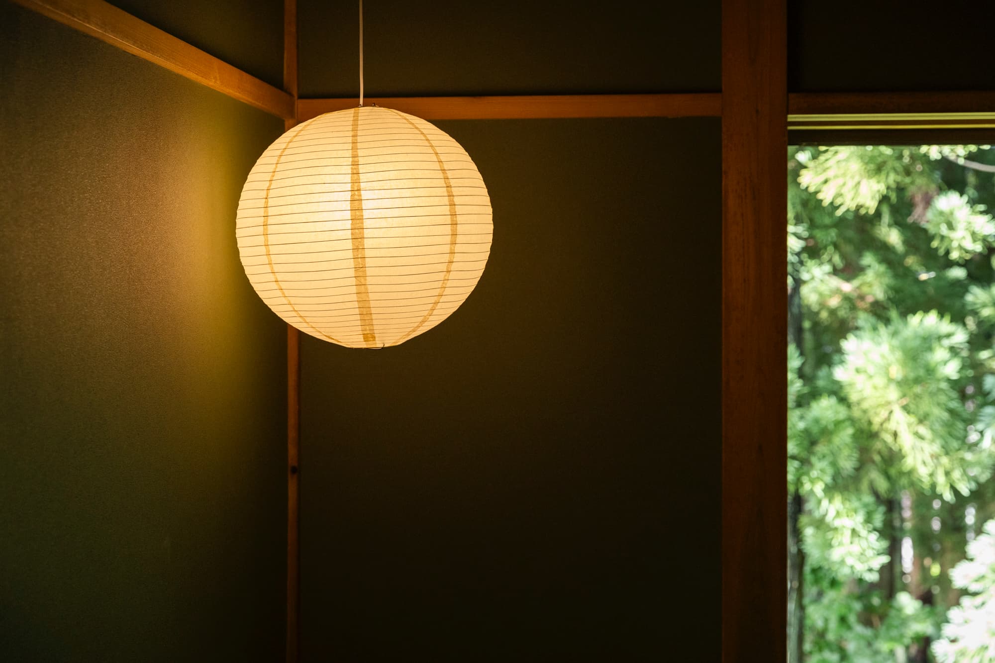 キセツ【ベッドルーム　夏】窓を開けるとお隣の木々が爽やかな風を運ぶベッドルームです。