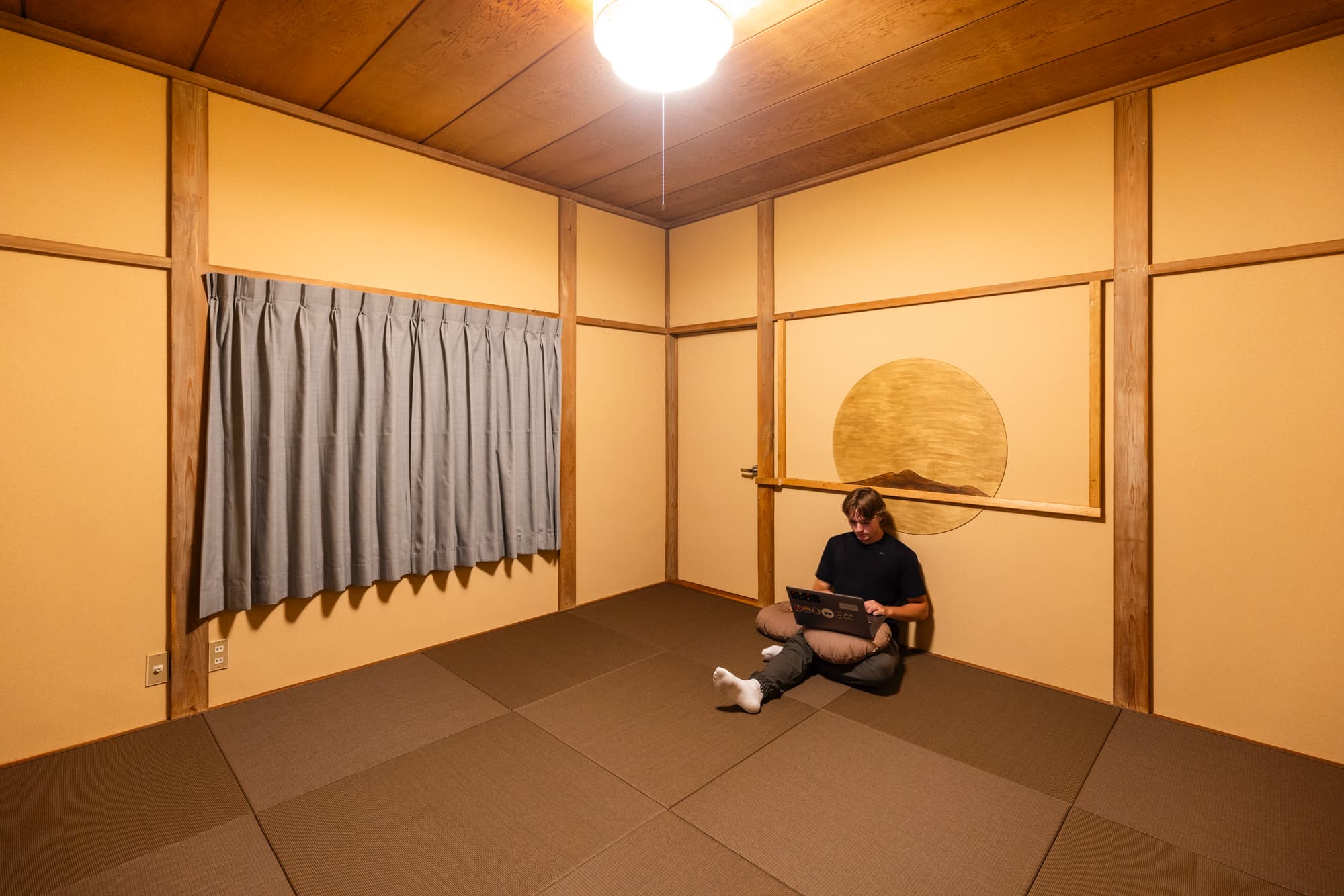 キセツ【ベッドルーム　秋】月夜に浮かぶ、秋色に染まった妙高山を表現した壁面のあるベッドルームです。