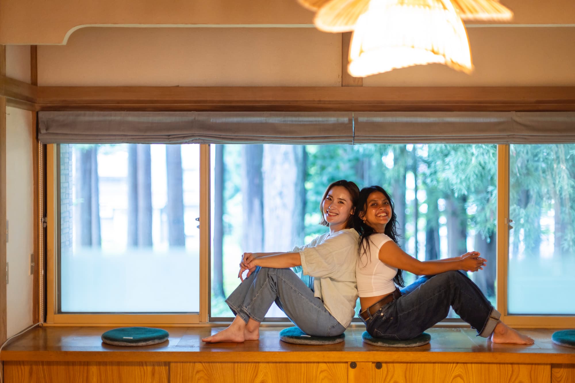 キセツ【リビングルーム　夏】大きな窓に腰掛け、妙高の風を感じられます。