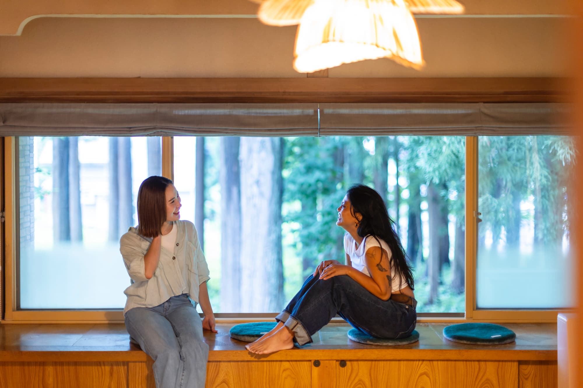 キセツ【リビングルーム　夏】大きな窓に腰掛け、妙高の風を感じられます。