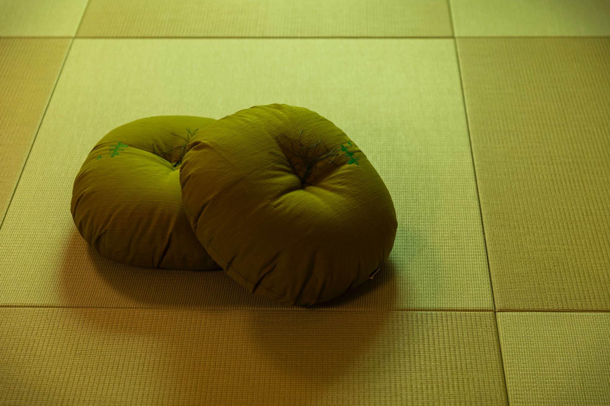 キセツ【ベッドルーム　夏】キセツ棟ロゴ入りクッションオリジナルクッション