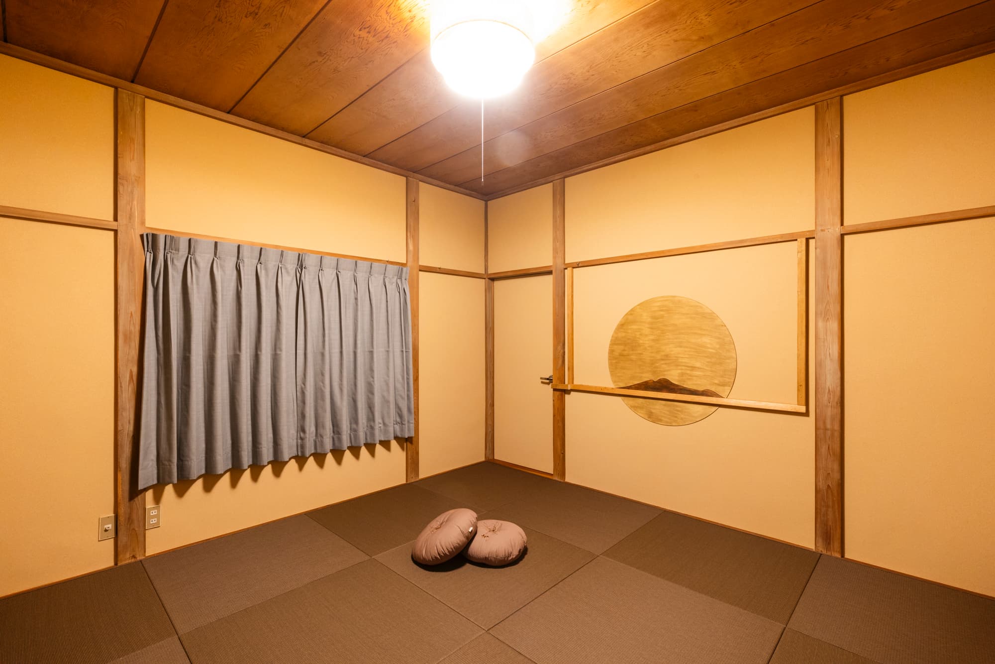 キセツ【ベッドルーム　秋】月夜に浮かぶ、秋色に染まった妙高山を表現した壁面のあるベッドルームです。