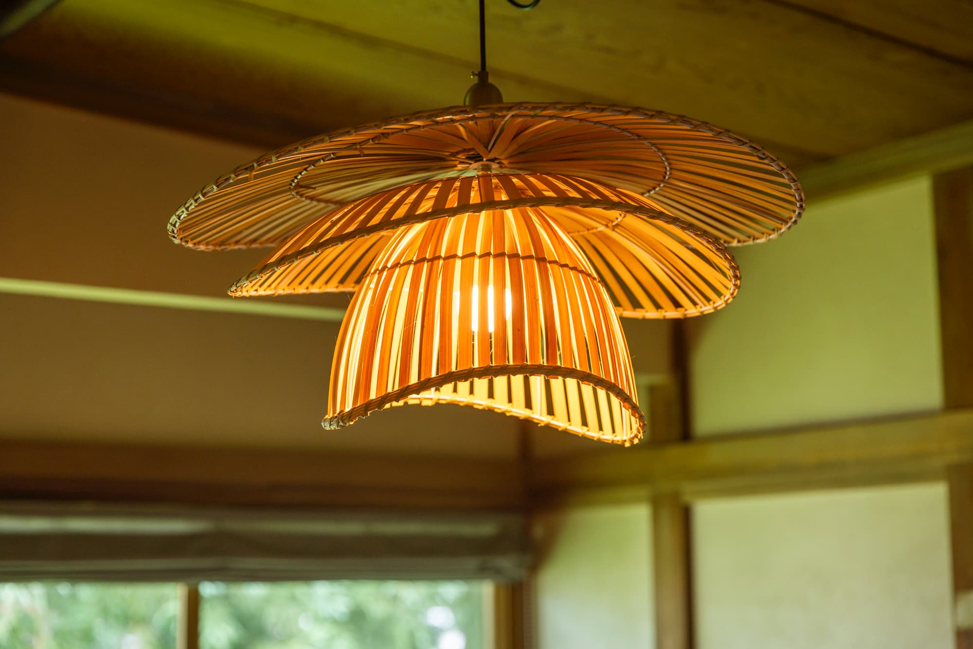 キセツ【リビングルーム　夏】大きな窓に腰掛け、妙高の風を感じられます。