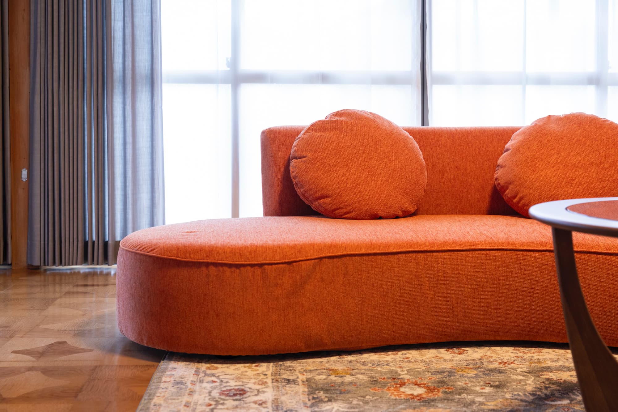 キセツ【リビングルーム　春】暖かな色味のインテリアで団欒のひと時を演出します。