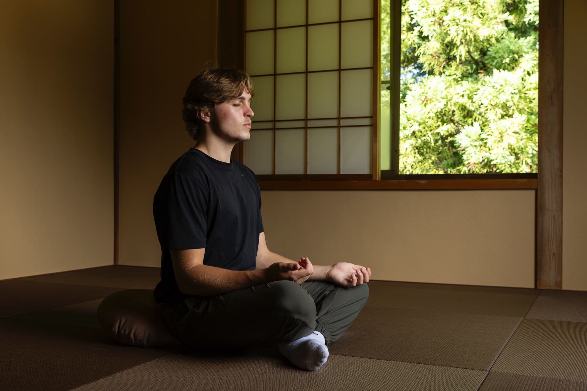 キセツ【ベッドルーム　秋】月夜に浮かぶ、秋色に染まった妙高山を表現した壁面のあるベッドルームです。