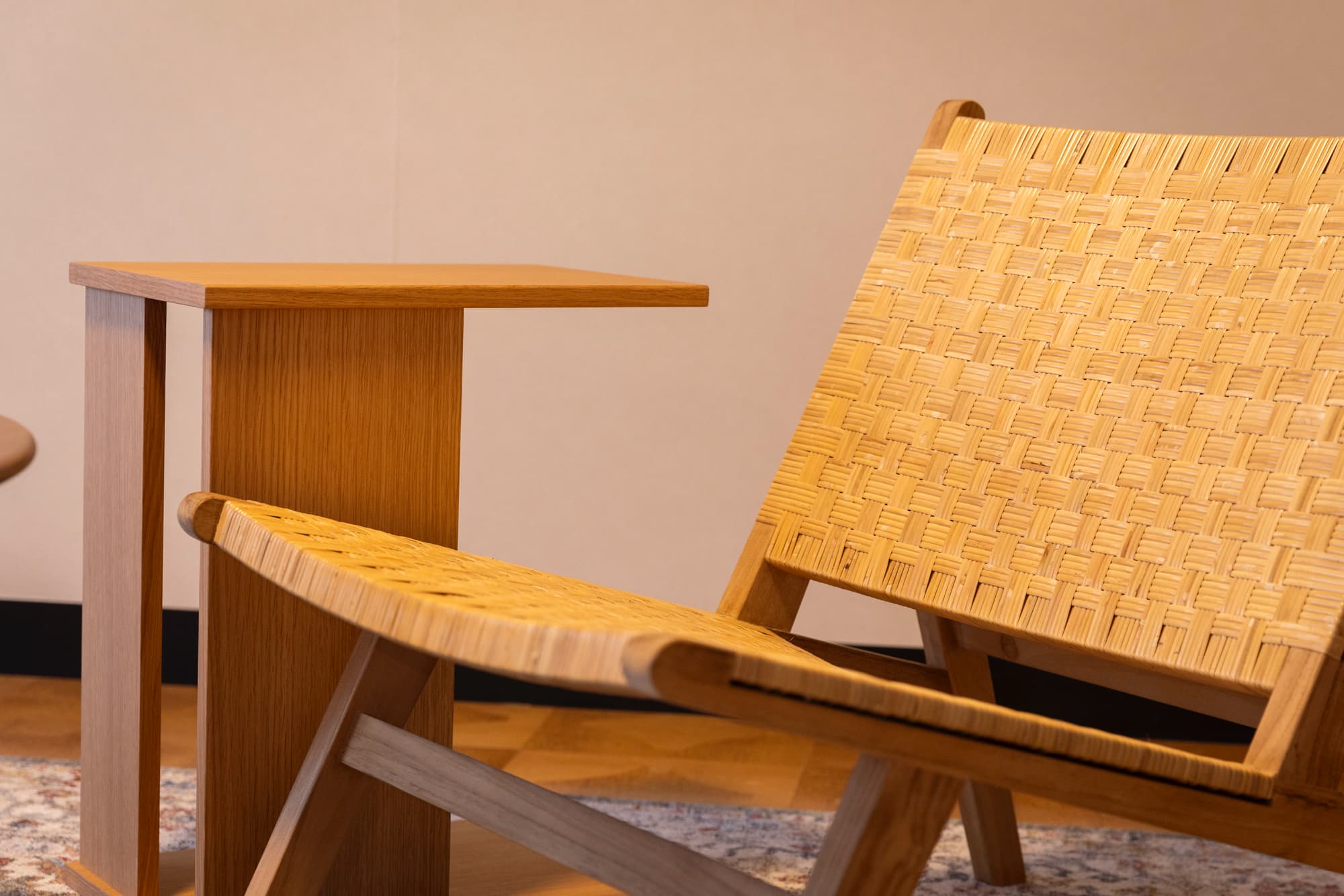 キセツ【リビングルーム　春】暖かな色味のインテリアで団欒のひと時を演出します。