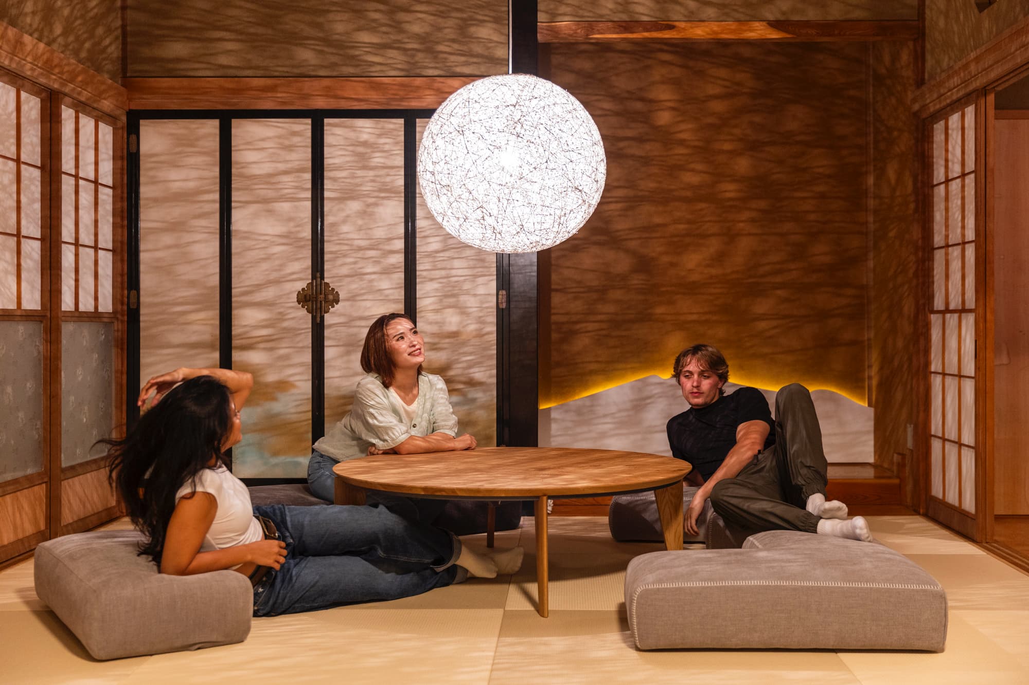 キセツ【リビングルーム　冬】座り心地の良いクッションは、時間を忘れて語らうひと時へと変わります。