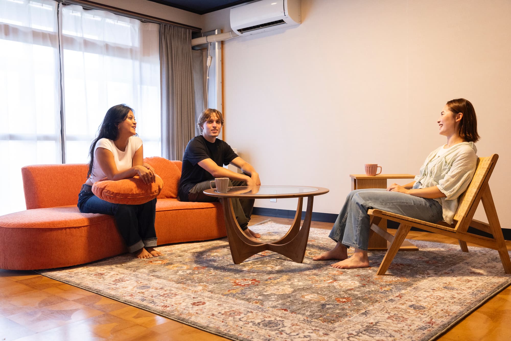 キセツ【リビングルーム　春】暖かな色味のインテリアで団欒のひと時を演出します。