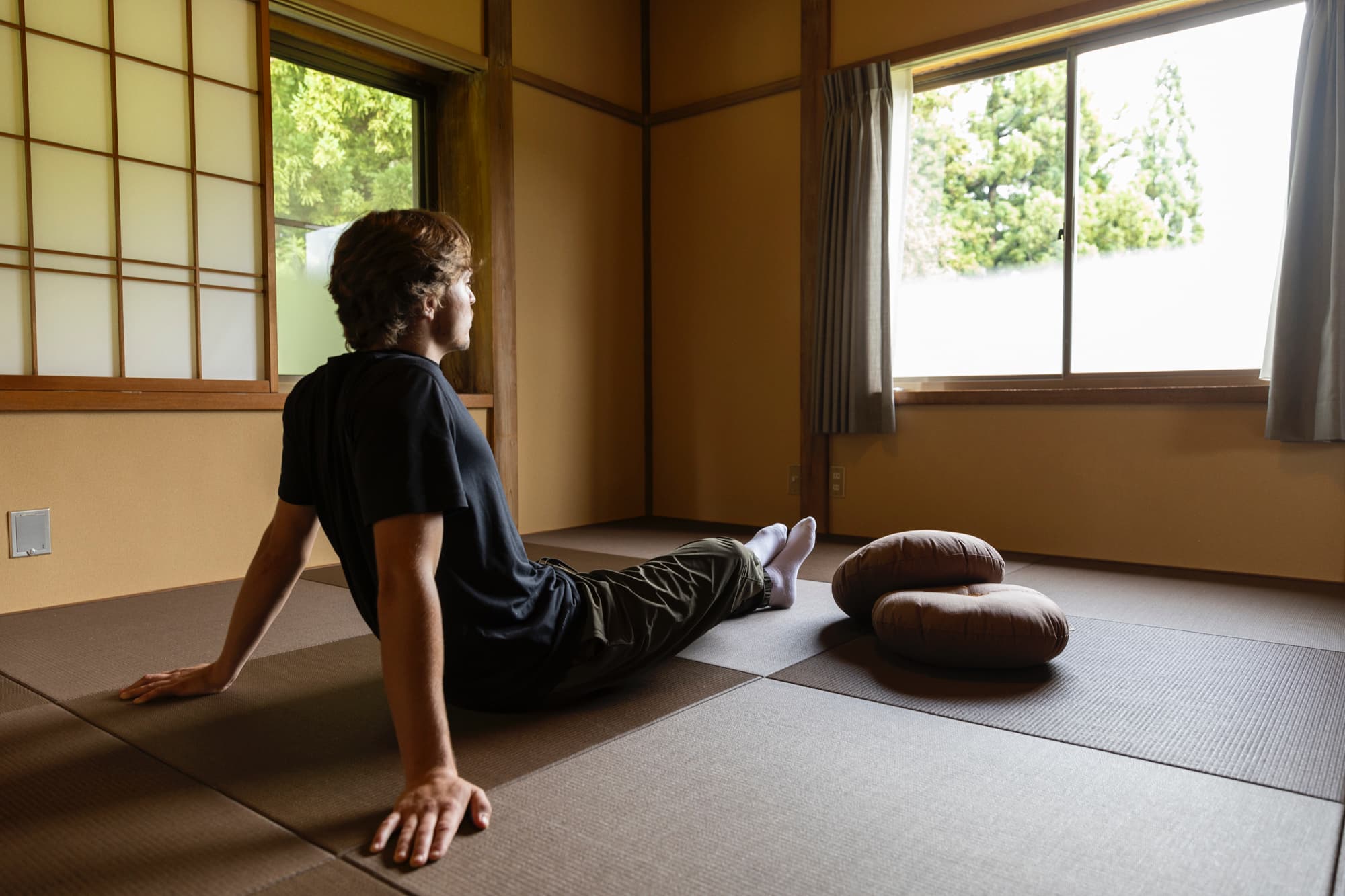 キセツ【ベッドルーム　秋】月夜に浮かぶ、秋色に染まった妙高山を表現した壁面のあるベッドルームです。