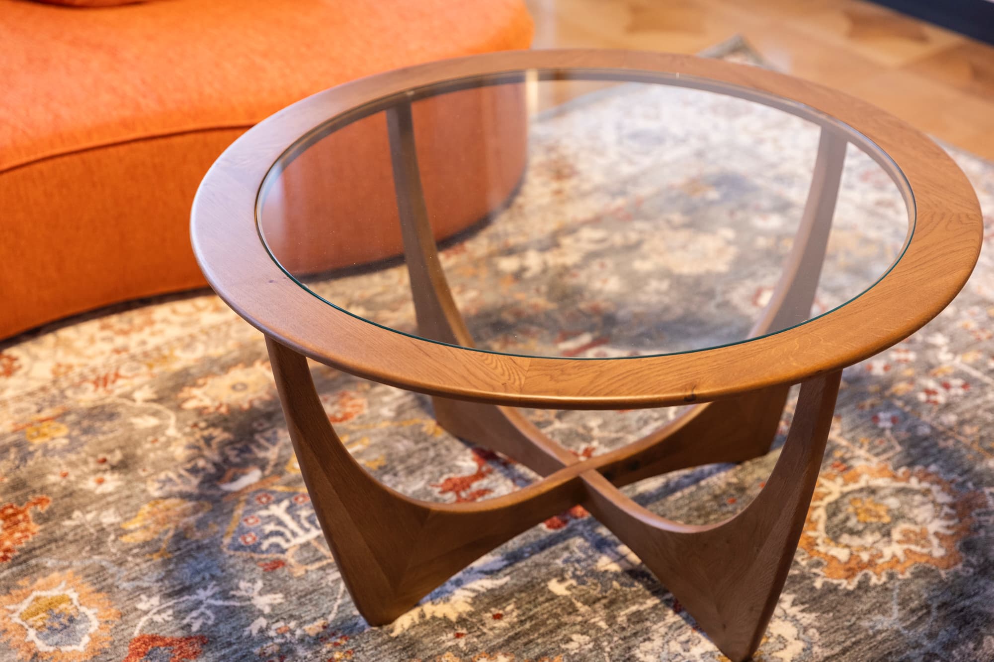 キセツ【リビングルーム　春】暖かな色味のインテリアで団欒のひと時を演出します。