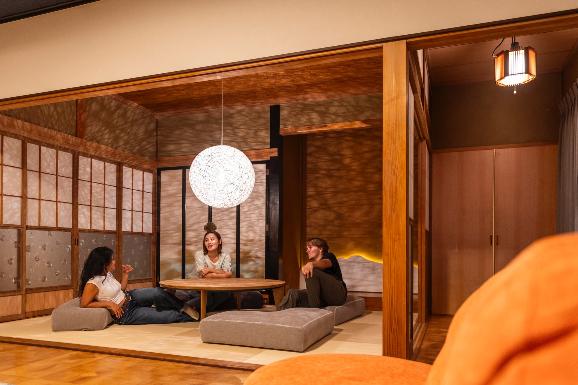 キセツ【リビングルーム　冬】座り心地の良いクッションは、時間を忘れて語らうひと時へと変わります。