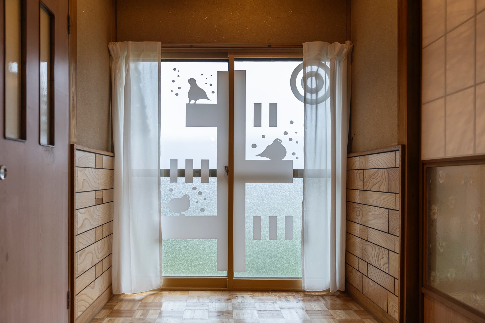 キセツ【廊下】１Fの廊下の突き当たりには、キセツのロゴと上越妙高にいる鳥が描かれています。