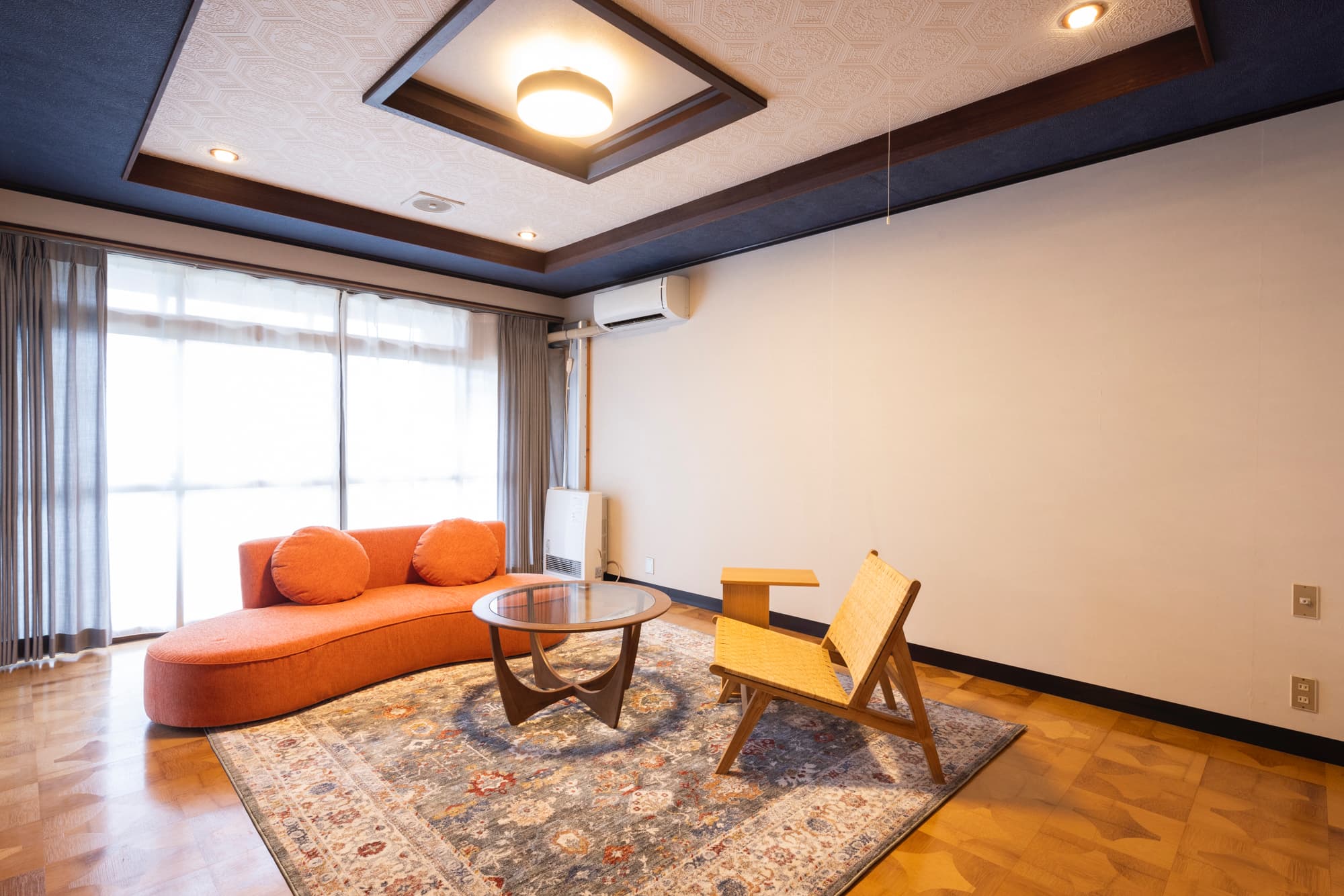 キセツ【リビングルーム　春】暖かな色味のインテリアで団欒のひと時を演出します。