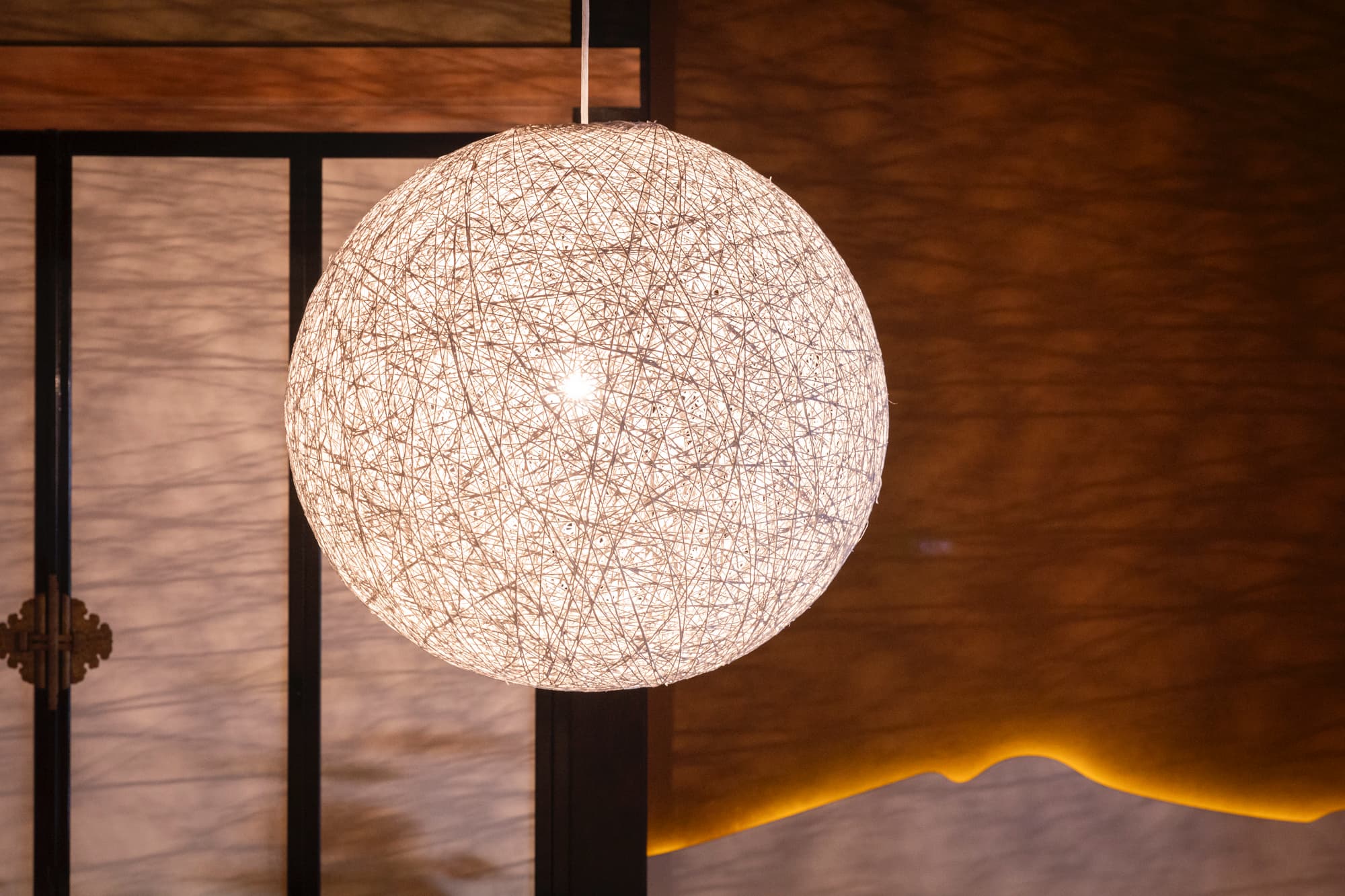 キセツ【リビングルーム　冬】大きなライトと妙高山をデザインしたライトが特徴的なリビングルームです。