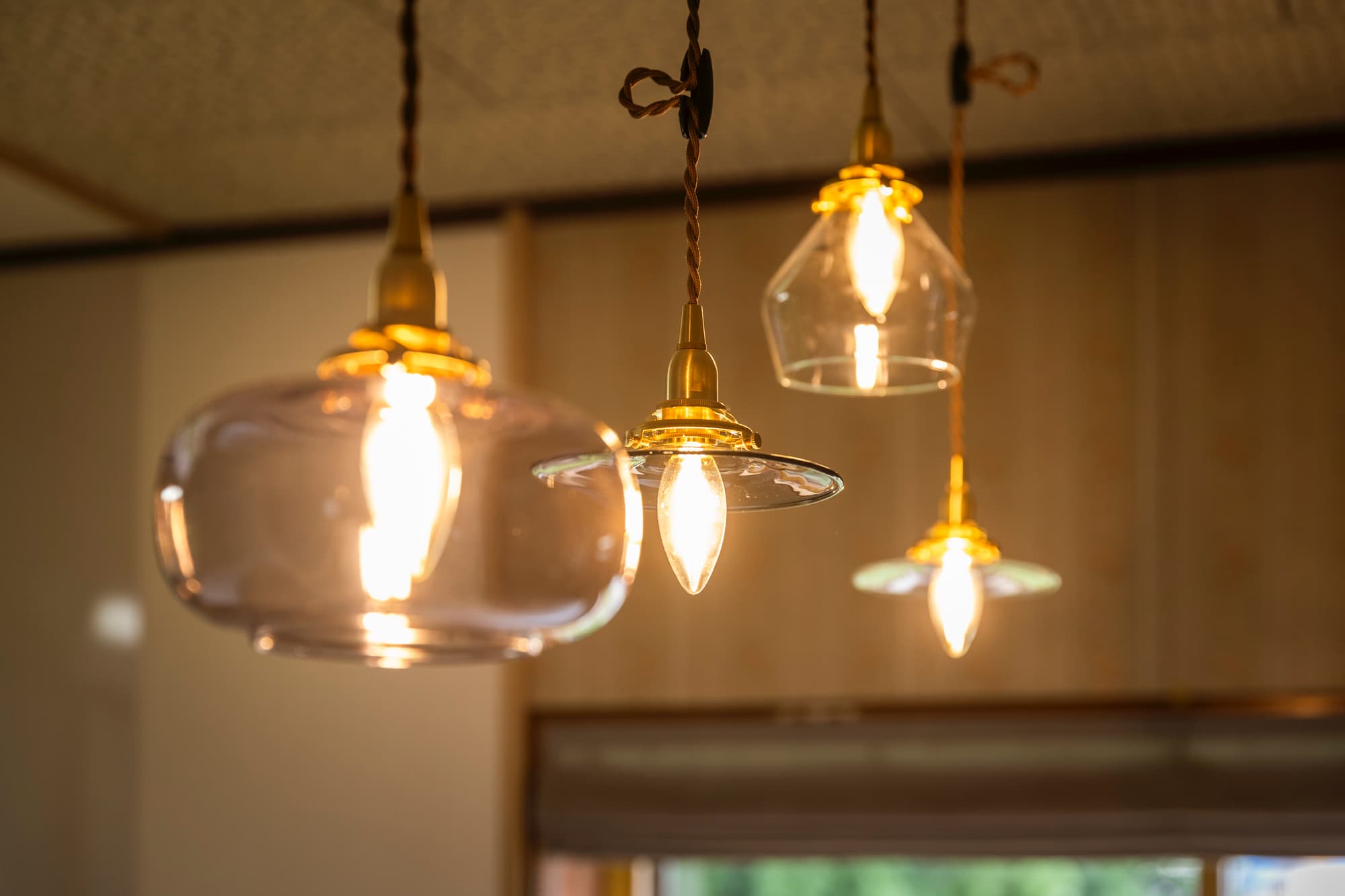 キセツ【キッチン　秋】種類の異なるランプでキッチンを照らします。