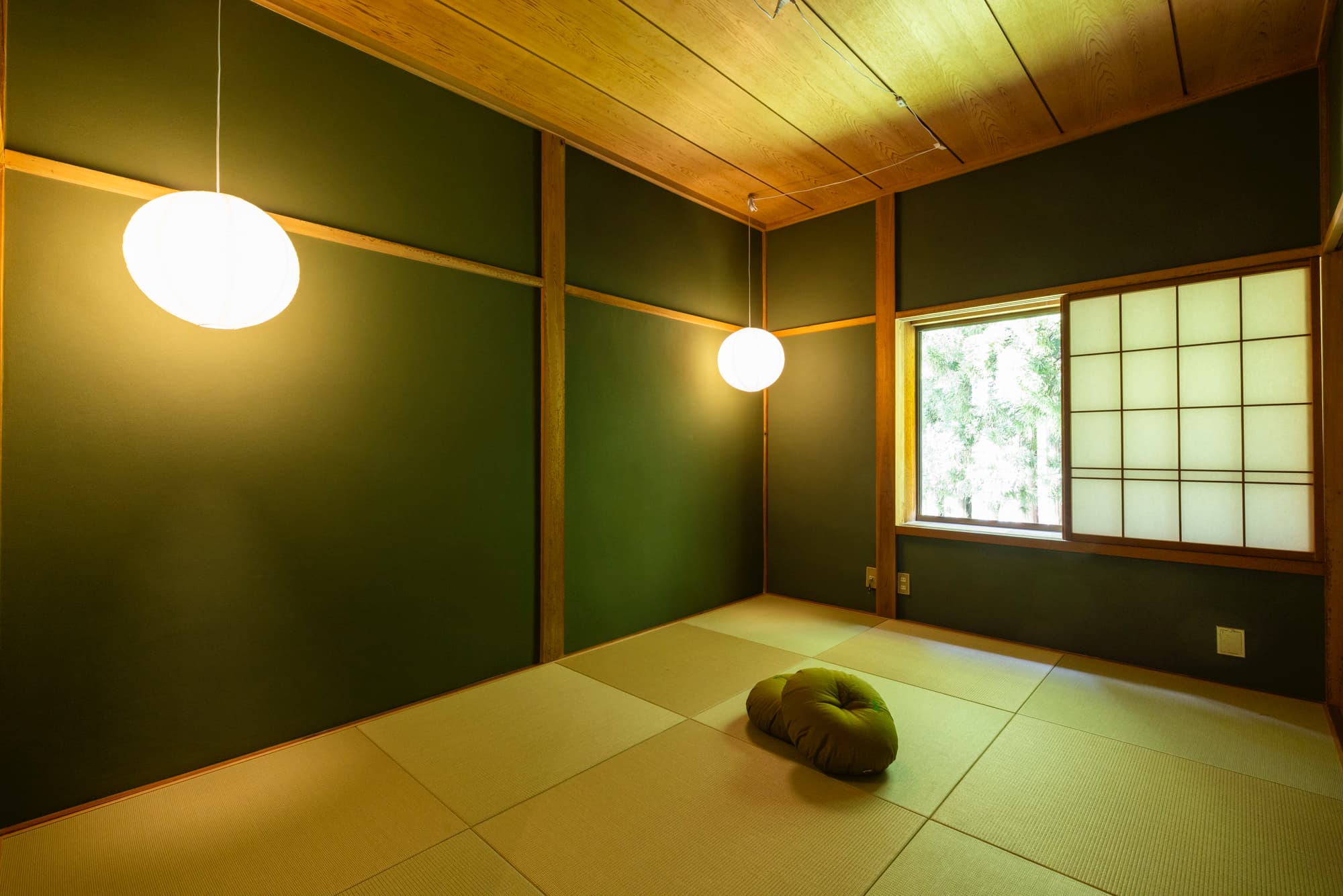 キセツ【ベッドルーム　夏】窓を開けるとお隣の木々が爽やかな風を運ぶベッドルームです。