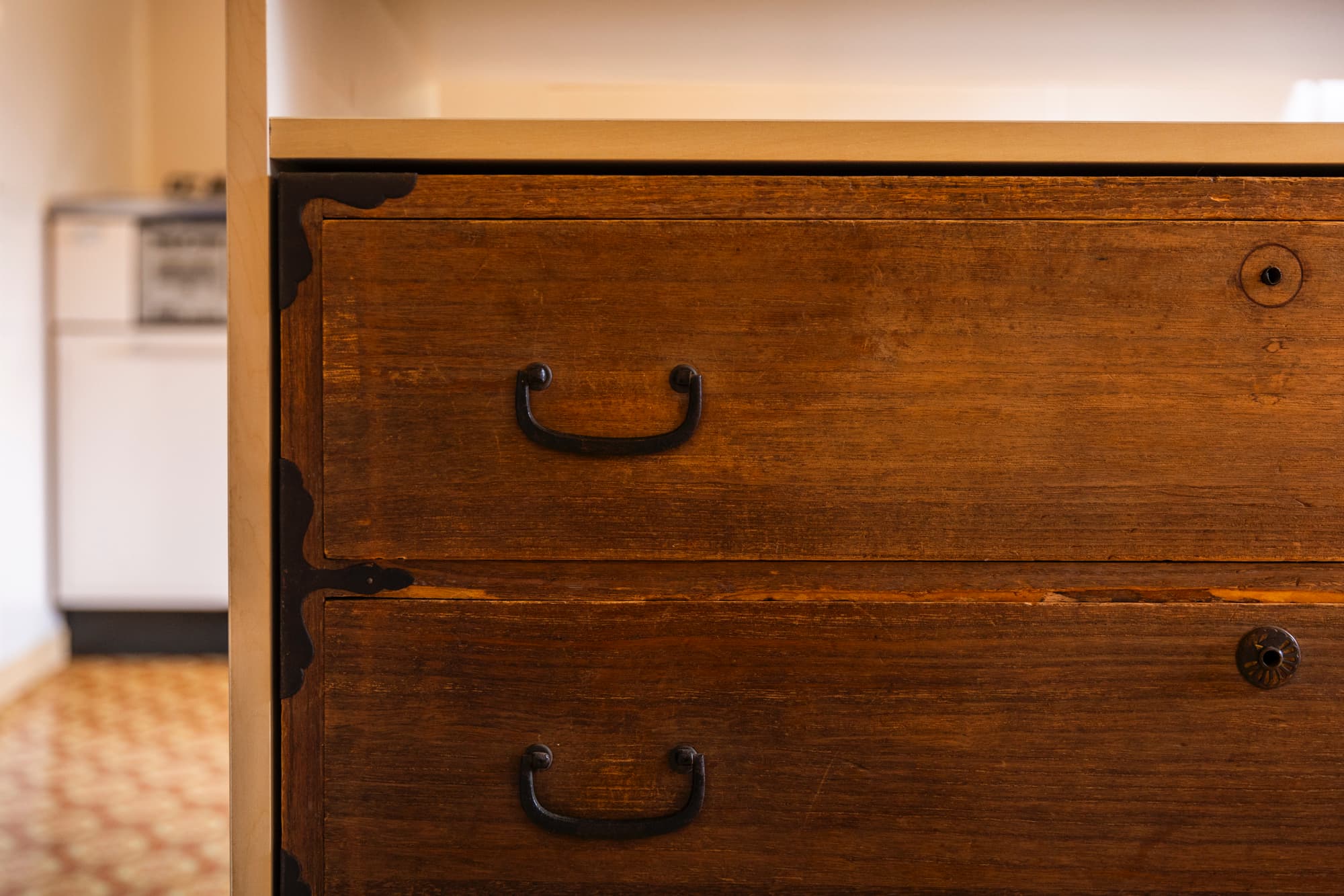 キセツ【キッチン　秋】レキシ棟の家主さんから箪笥を引き継ぎ、特注の作業台を作成いたしました。