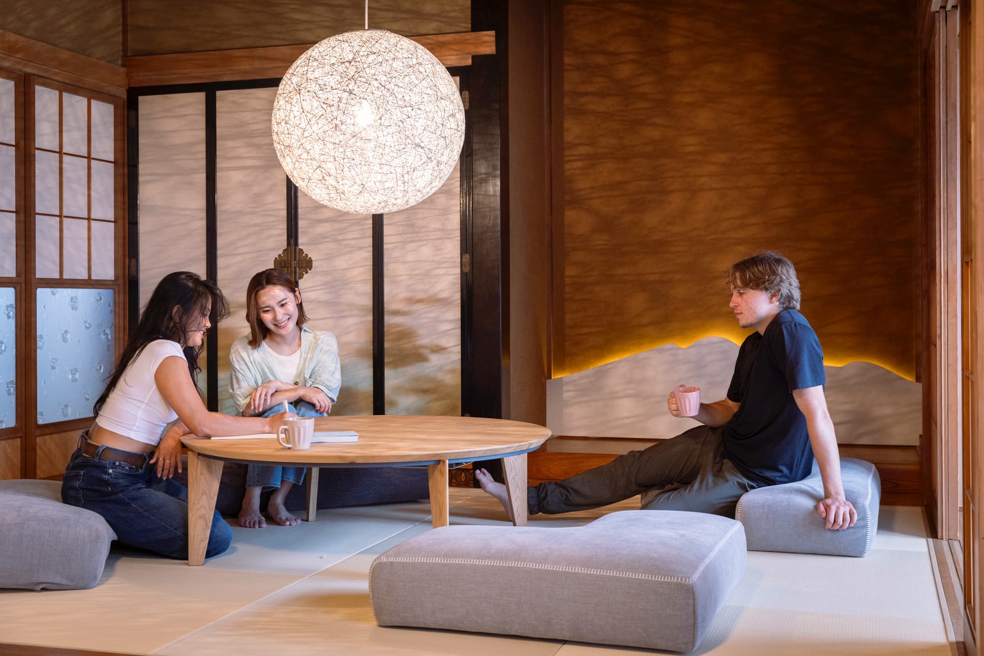 キセツ【リビングルーム　冬】座り心地の良いクッションは、時間を忘れて語らうひと時へと変わります。