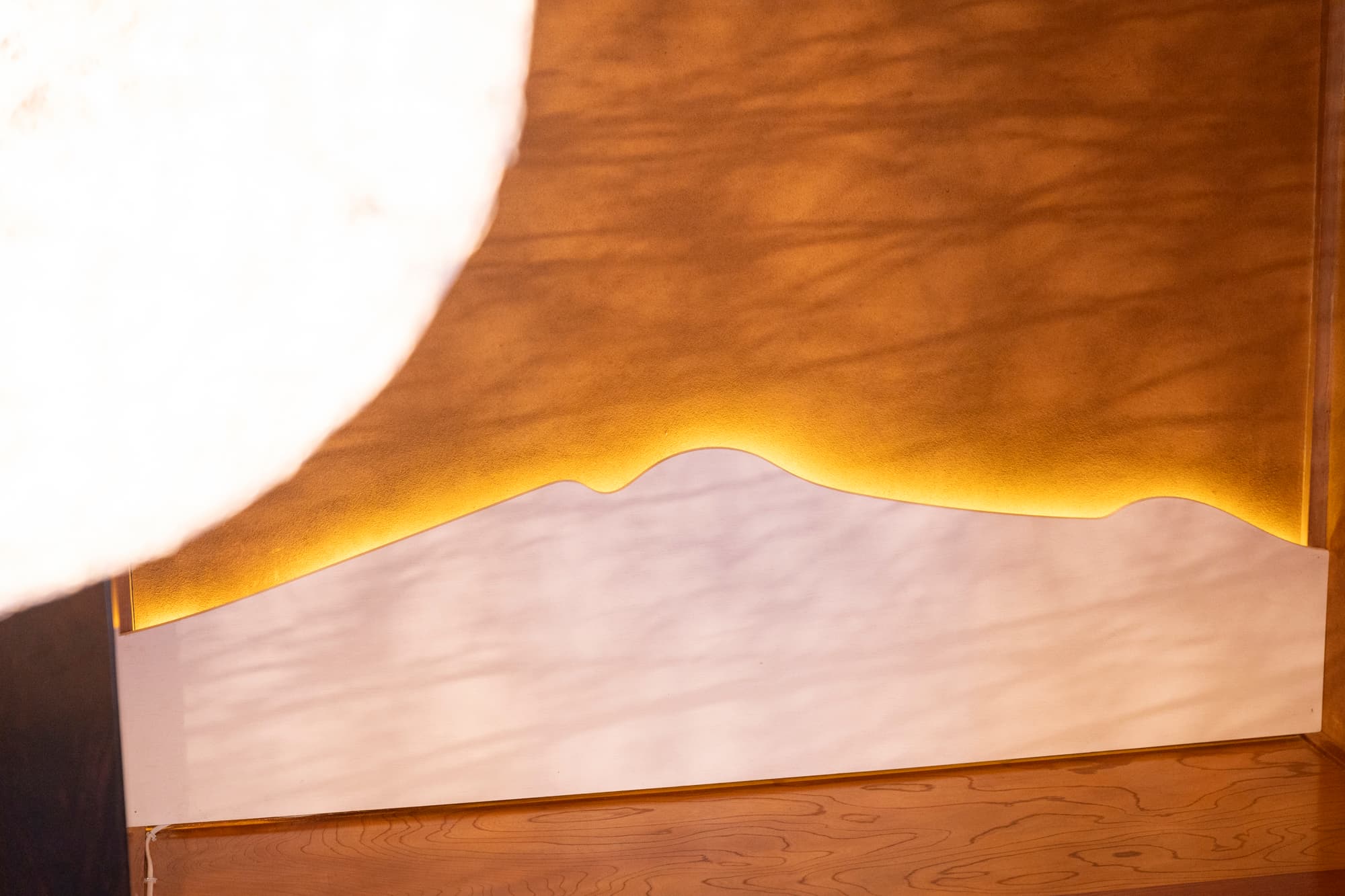 キセツ【リビングルーム　冬】大きなライトと妙高山をデザインしたライトが特徴的なリビングルームです。