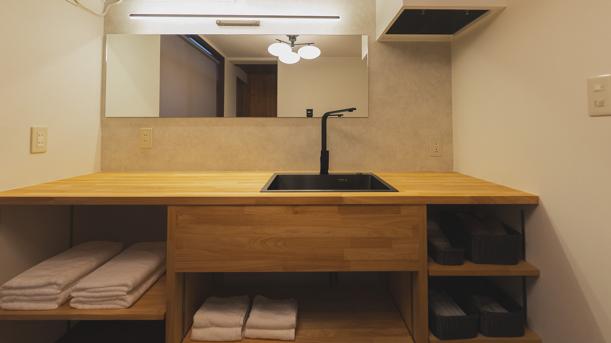 ・【洗面所】落ち着いた木目調の洗面台で、清潔なタオルと使い勝手の良いアメニティをご用意しております