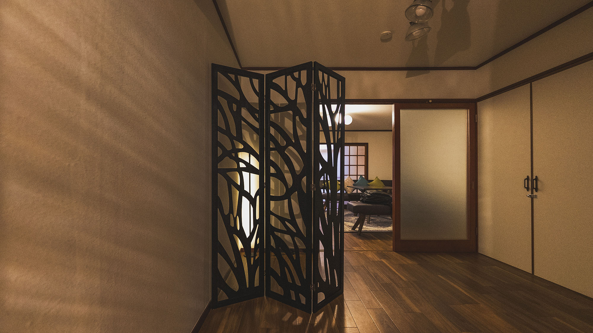 ・【リビング】柔らかな照明と和モダンなデザインで、非日常の心地よさを演出しています