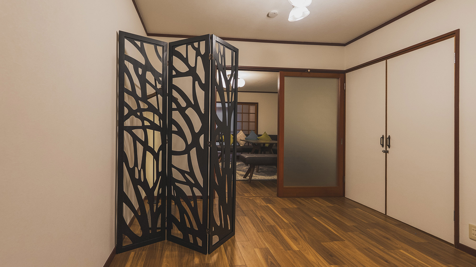 ・【リビング】和とモダンが調和したリビングで、家族や仲間でゆったりとお過ごしください