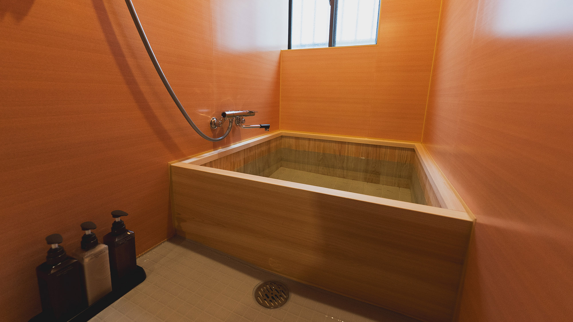 ・【浴室】ヒノキ風呂に浸かってリラックス。木の温もりと香りに癒される宿泊体験をどうぞ