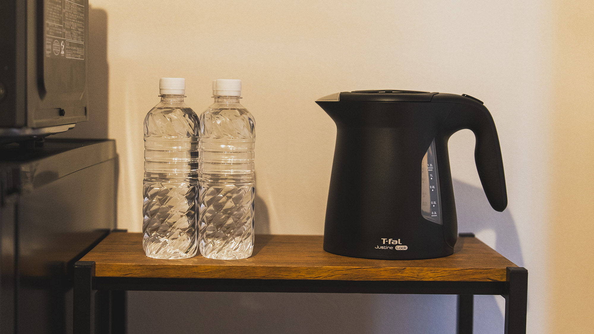 ・【設備】客室には湯沸かしポットとミネラルウォーターを完備。お好きな時に温かい飲み物をどうぞ