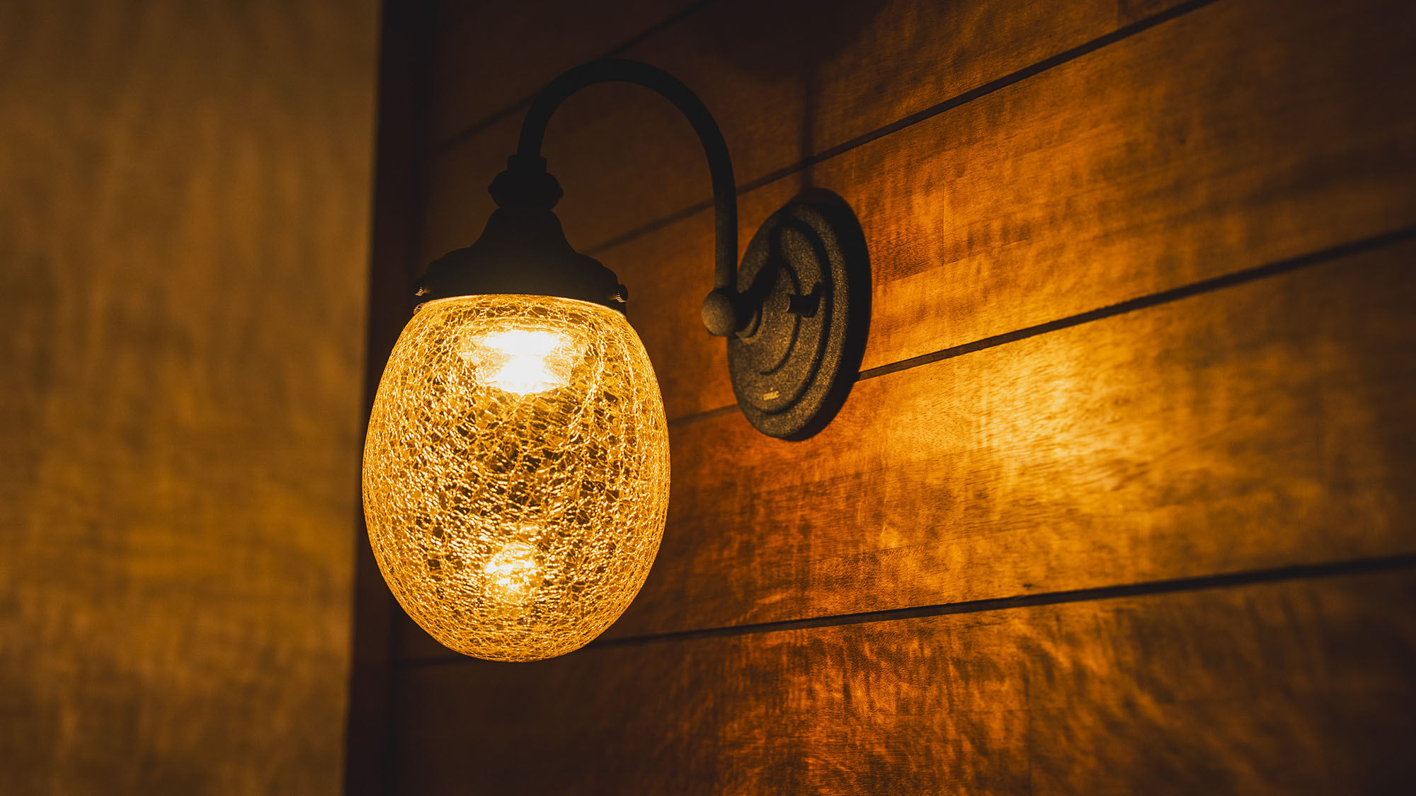 ・【室内】柔らかな灯りが静けさを包む、木のぬくもり感じる和の空間。心までほっと和らぐひとときを