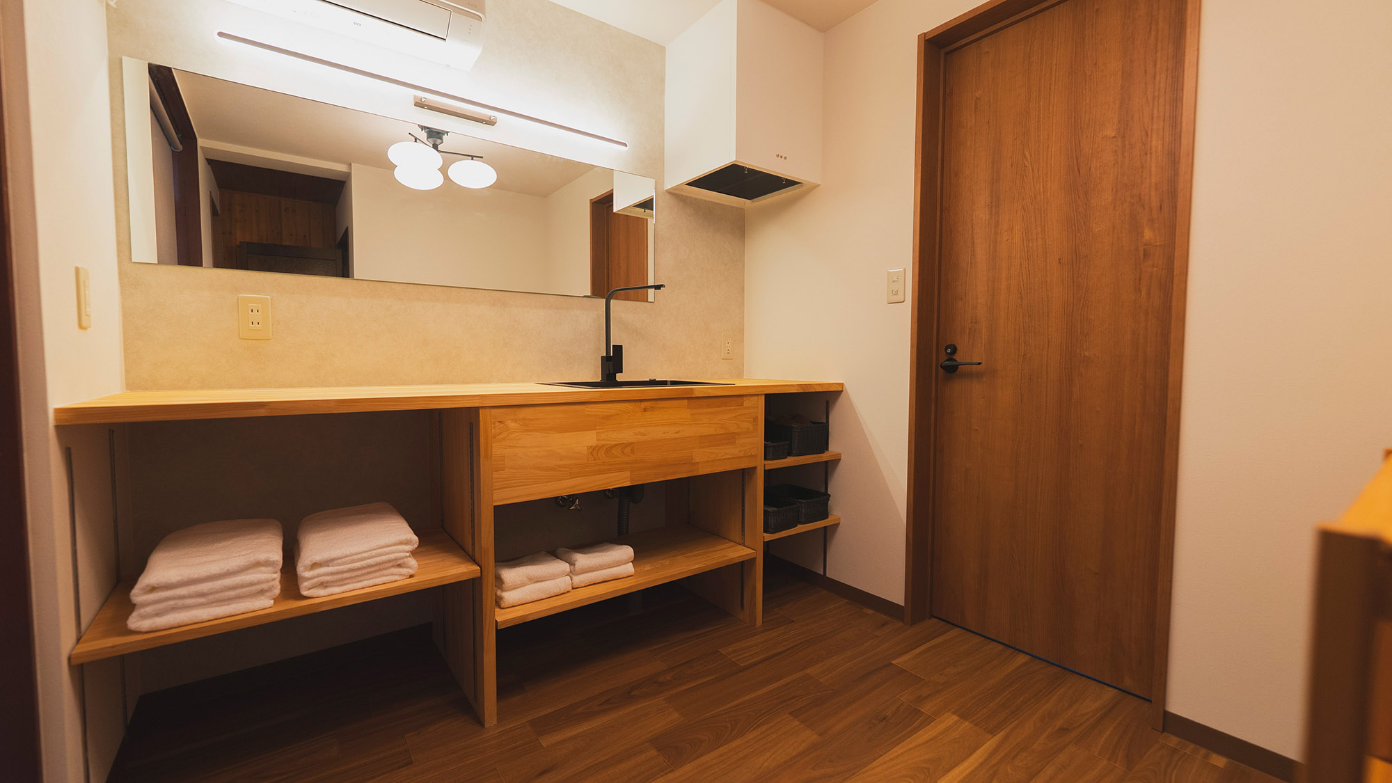 ・【洗面所】木の温もりが感じられる大きな鏡と明るい照明・広々とした洗面スペースで朝の身支度も快適に