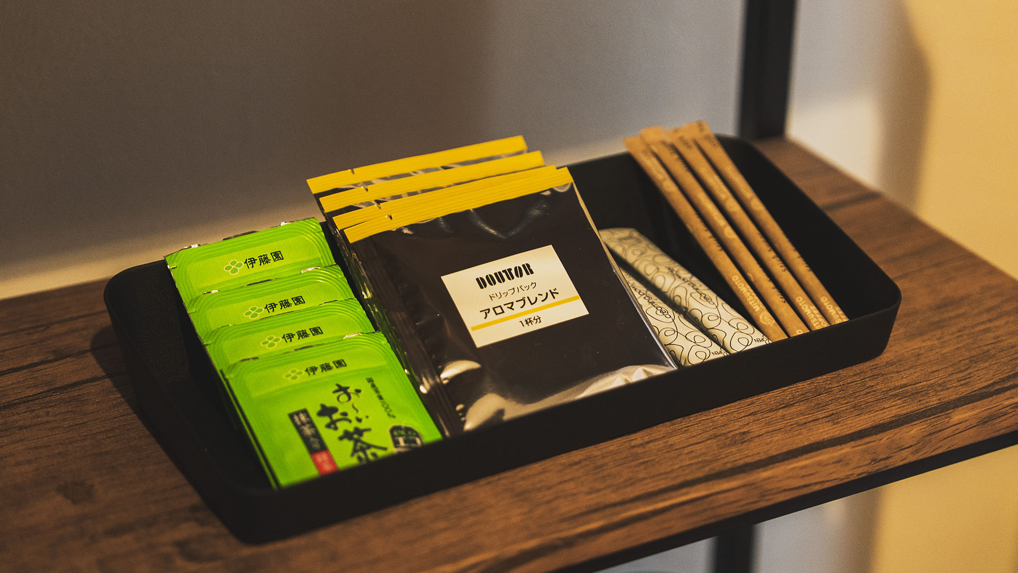 ・【ドリンク】お茶とコーヒーセットをご用意しております。朝の目覚めや午後の休憩にどうぞ