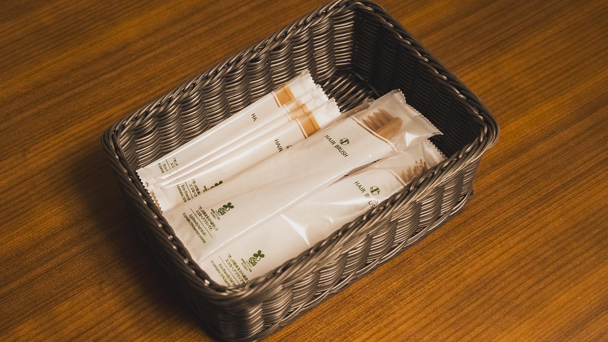 ・【アメニティ】アメニティにはへアブラシもご用意。ヘアゴムやコットンもございます