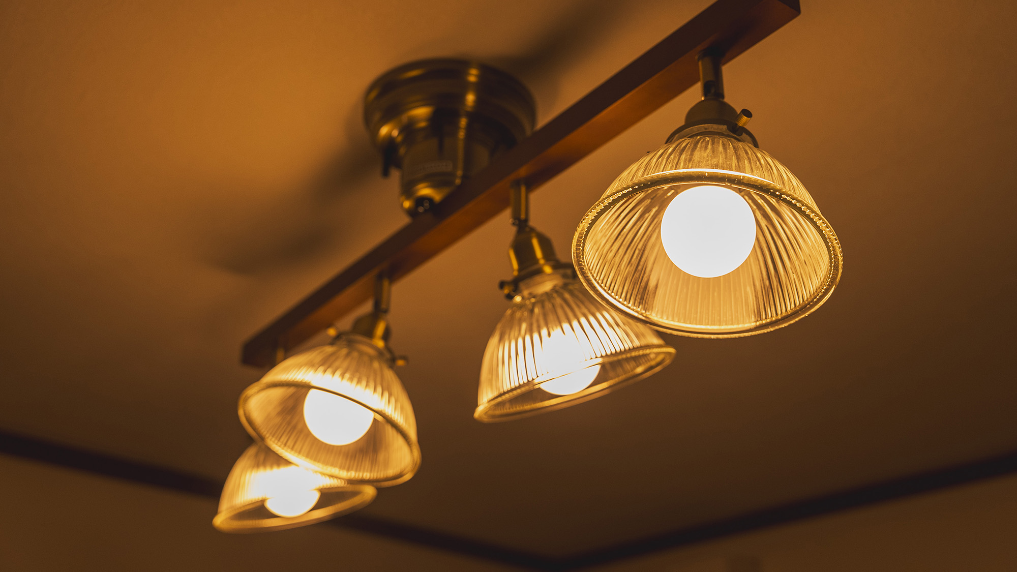 ・【室内】落ち着いた雰囲気で温かみのある照明が、リラックスしたくつろぎ空間をご提供いたします