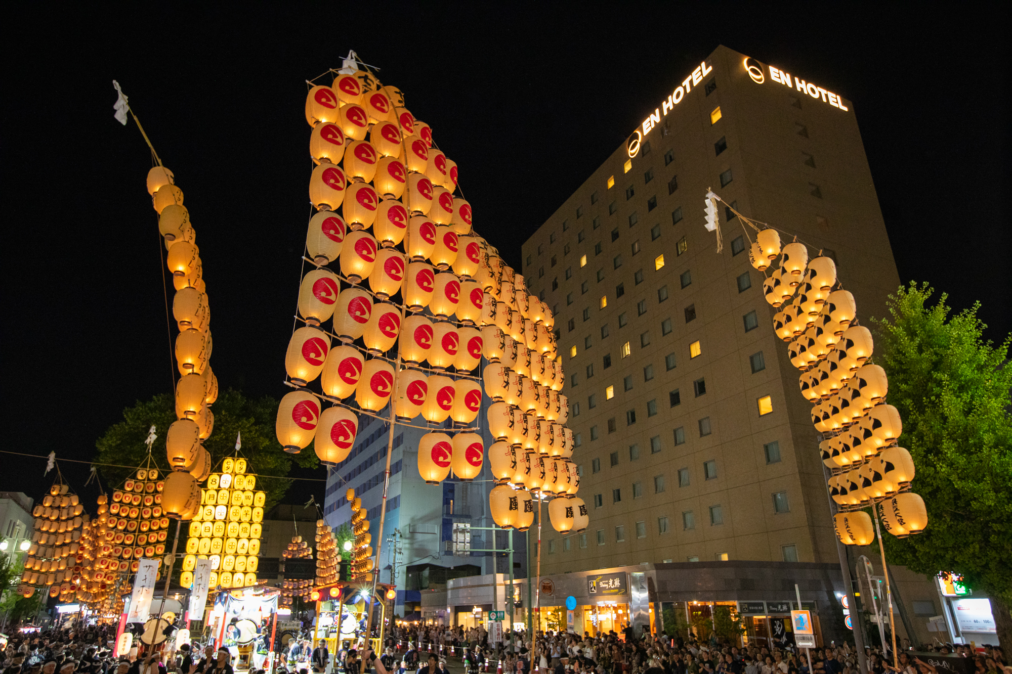 竿灯祭りはホテル前が会場