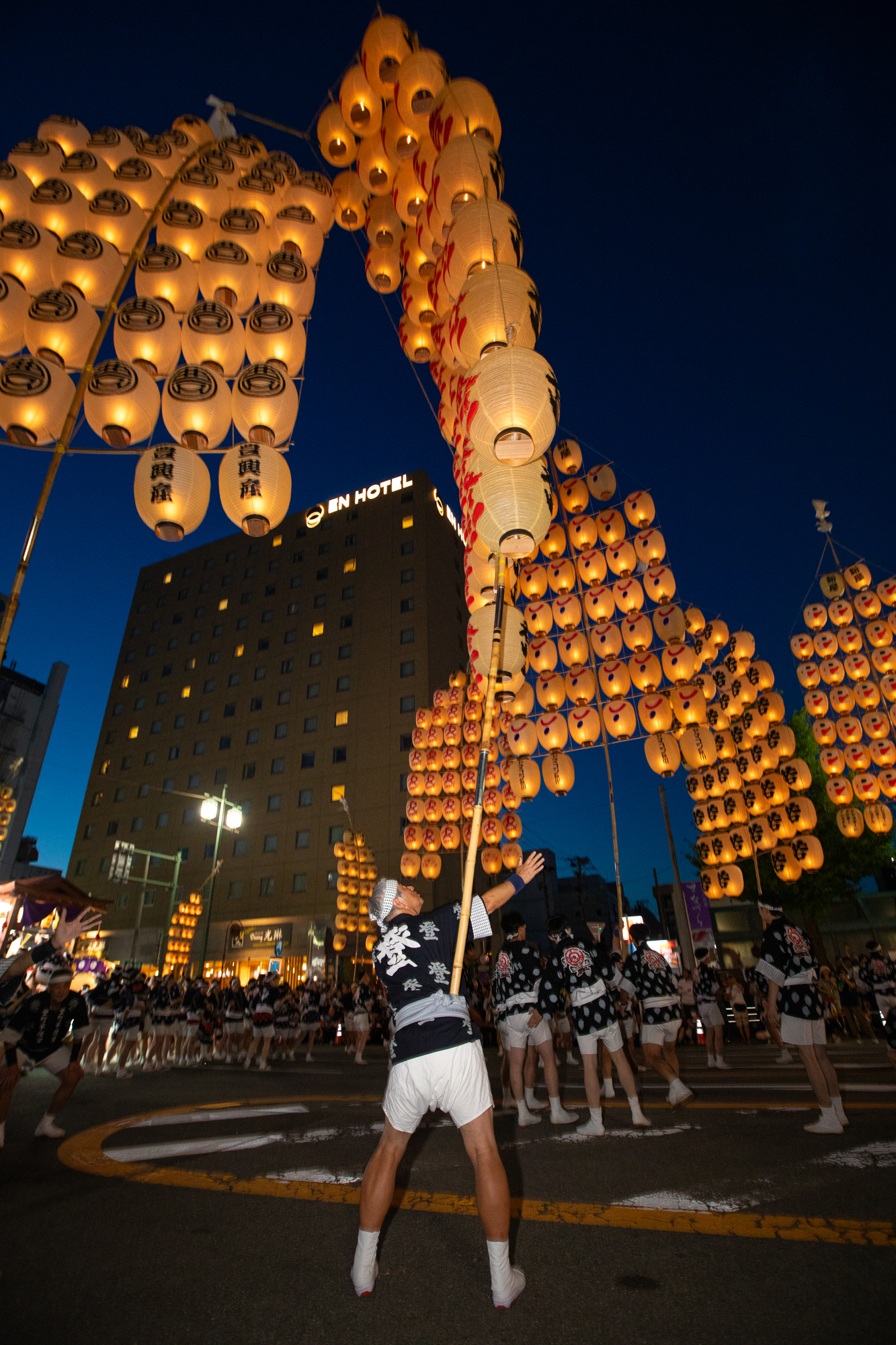 竿灯祭りはホテル前が会場