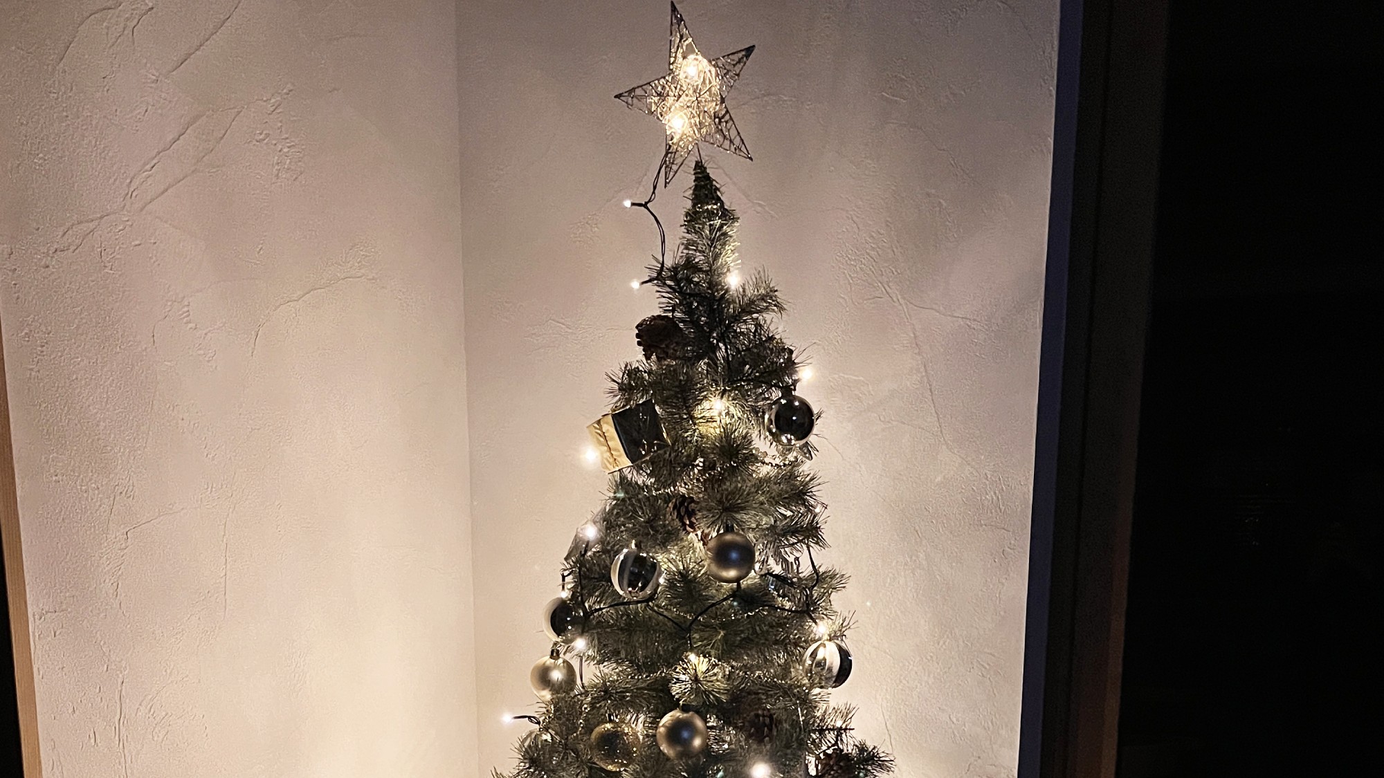 ・【クリスマス】ツリーがお客様をお待ちしております。プレゼントを置いたりもできます。