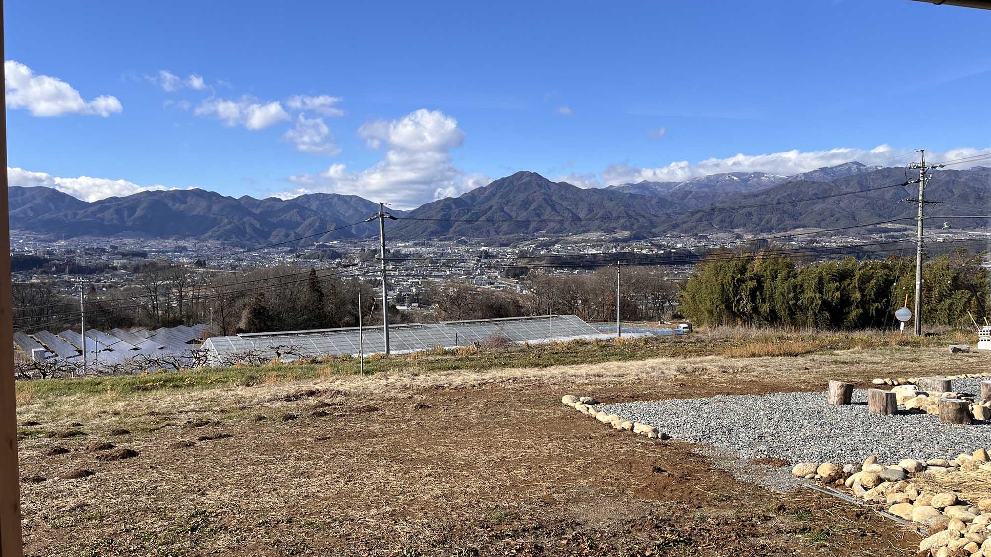 ・【景色】田畑に囲まれた日当たりのよい場所、遠くには中央アルプスの山並みを見渡せます